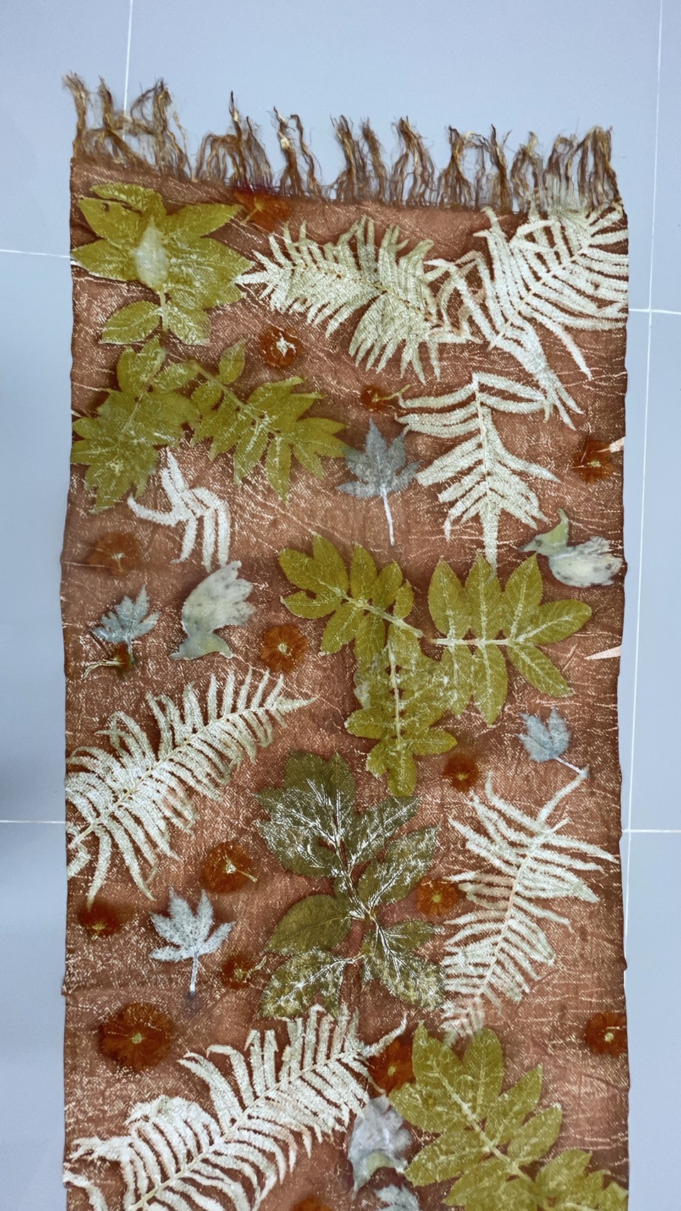 ผ้าคลุมไหล่ผ้าไหม Eco print เนื้อยกดอก มีชายครุย ขนาด 60x180ซม. สีน้ำตาล รหัส ECO-82-111468