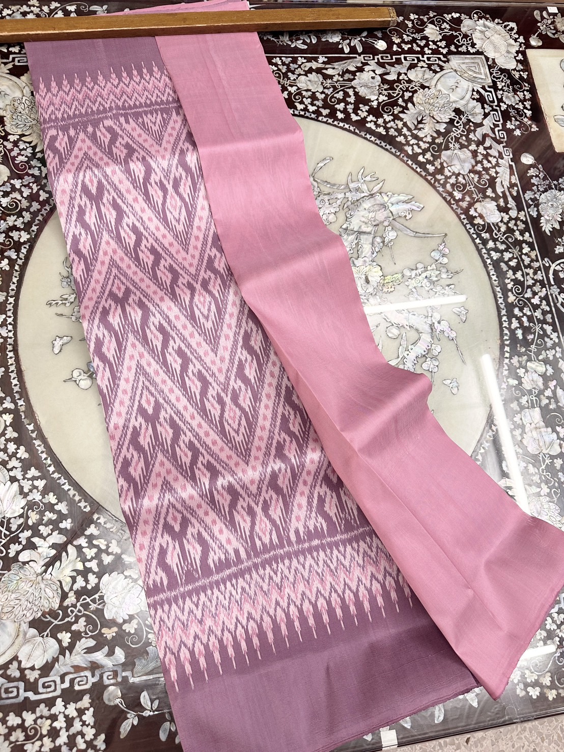 (ผ้าชุด)ไหมมัดหมี่ สองตะกอ ไหมแท้ (ผ้าลาย2หลา+สีพื้น2หลา) สีชมพู รหัส M2B-ST-M2B-1122