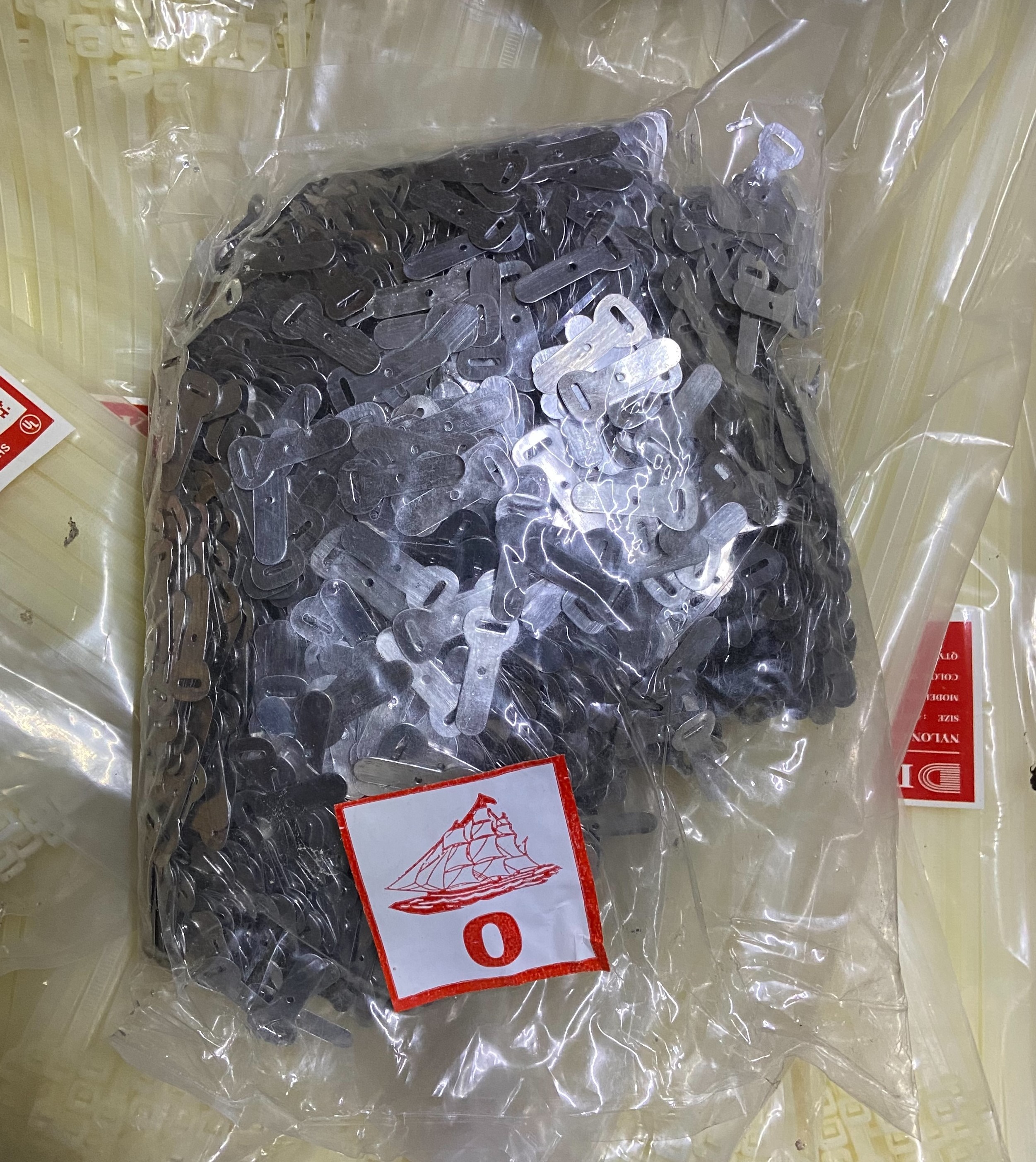 กิ๊บจับสายไฟ กิ๊บอลูมิเนียมรัดสาย เข็มขัดรัดสาย กิ๊ปรัดสายไฟฟ้า ตราเรือใบ