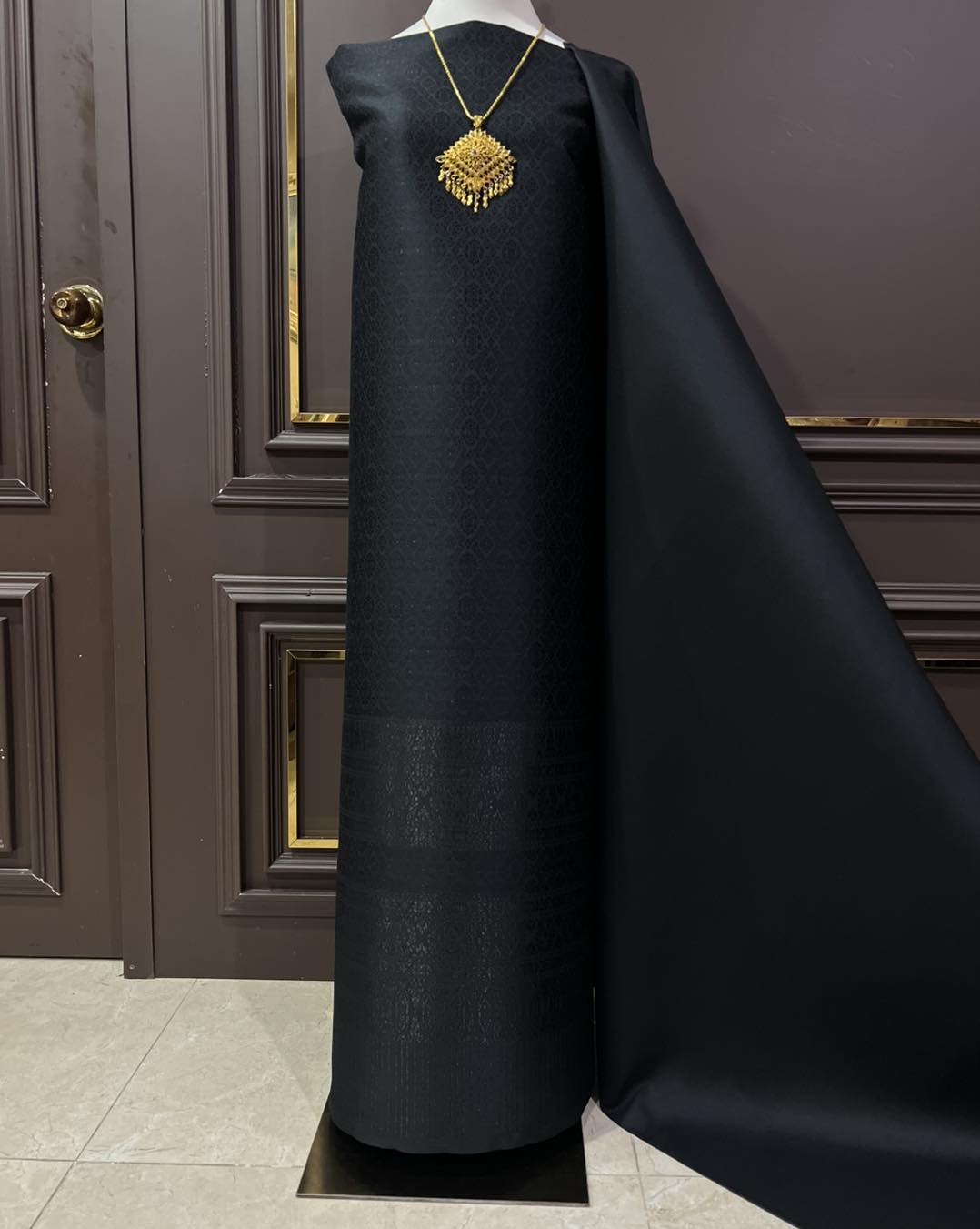 (ผ้าชุด)ผ้าไหมยกดอกลำพูน เกาะเชิงดิ้นดำ ขนาด 1.02x4.43เมตร ลายดอกบุหวาสาลี พื้นสีดำ รหัส N90-29-TR0549