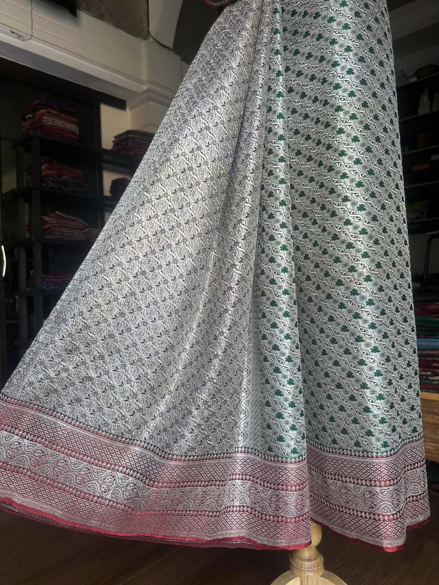 ซิ่น ผ้าปาโตล่ายกเงิน เส้นยืนไหมแท้ ขนาด 108x220ซม มีหน้านาง พื้นสีส้ม-เขียว รหัส N9-SIL0523661