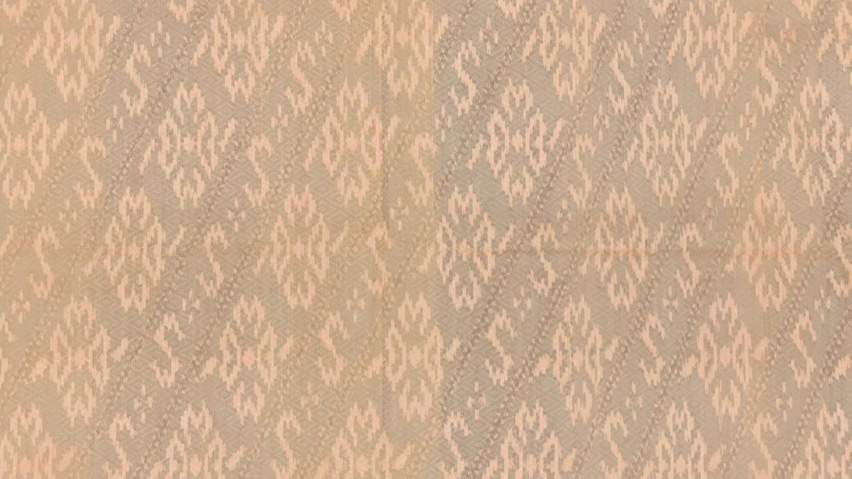 ผ้าไหมมัดหมี่ยกดอก 5ตะกอ สีธรรมชาติ ขนาด 1x2เมตร ลายสิริราชพัสตราภรณ์ สีครามเทาเหลือบชมพู รหัส L1-ME-08156814