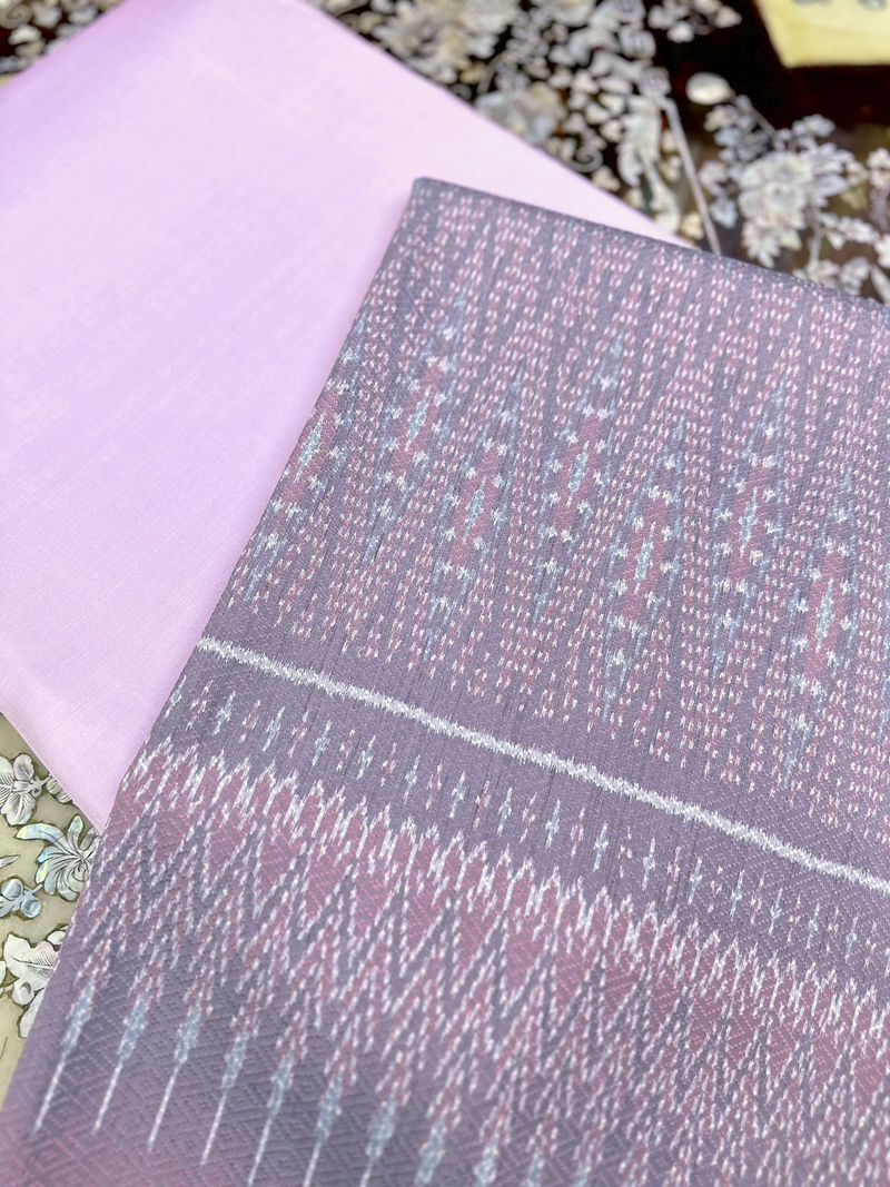 (ผ้าชุด)ผ้าไหมมัดหมี่ 6ตะกอ สีธรรมชาติ (ผ้าลาย 2เมตร+สีพื้น 2เมตร) สีน้ำตาลเทาเหลือบม่วง รหัส L8A-ST-05196801