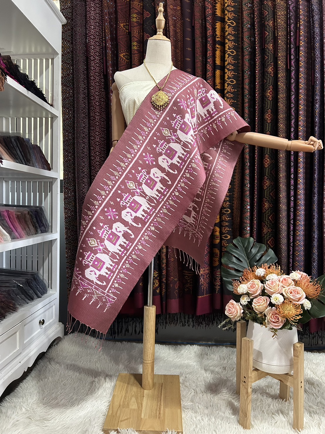 ผ้าพันคอไหม ผ้าไหมทอยกดอก 5ตะกอ ขนาด 35x190ซม.ลายช้าง มีหน้านางชายครุย พื้นสีชมพูกะปิ L4E-PS-042467173720