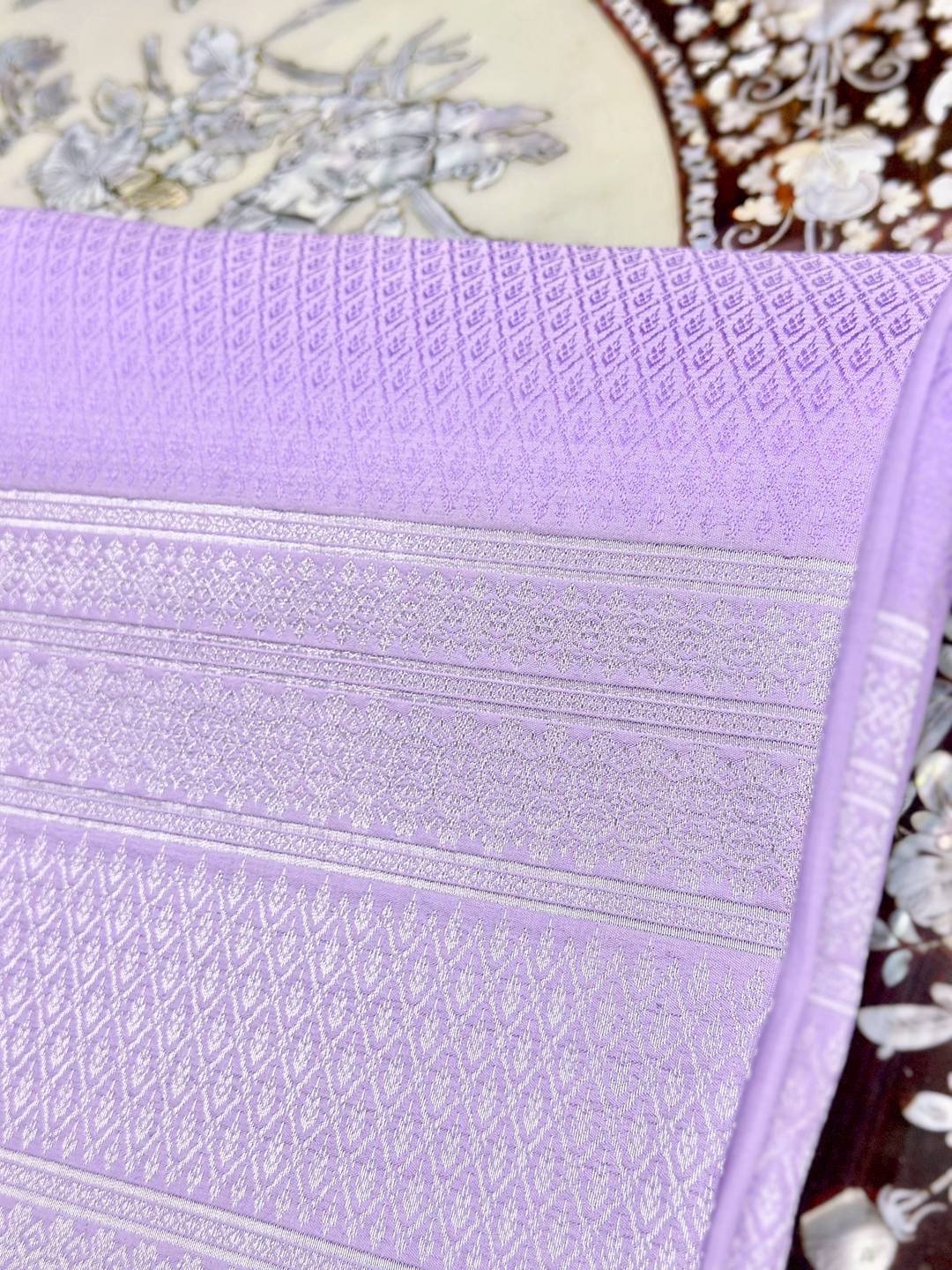 (ผ้าชุด)ไหมยกสุรินทร์ เกาะเชิงดิ้นเงิน ขนาด 1x4เมตร (ลาย 2เมตร+สีพื้น 2เมตร) สีม่วงพาสเทล รหัส N10-ST-0505681