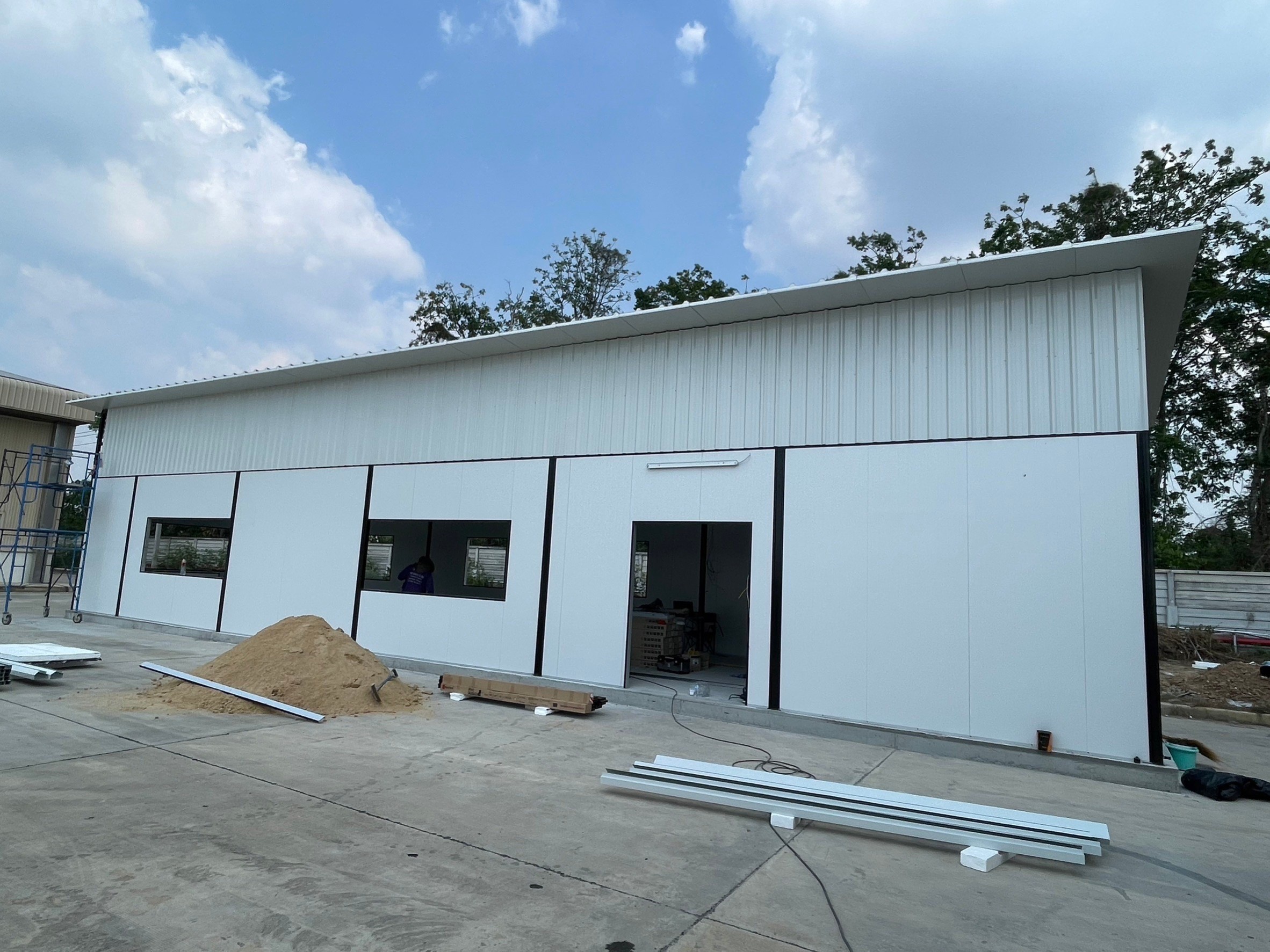 ออฟฟิศสำเร็จรูป บริษัทเหลียงซิ ขนาด5.00x20.00x4.50 เมตร