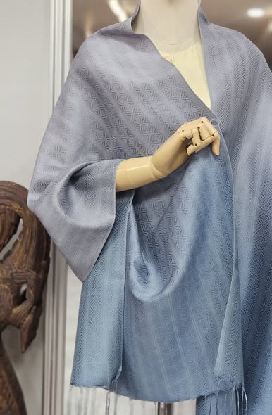 ผ้าคลุมไหล่ไหม ยกดอกลีลาวดี ไล่เฉดสี ขนาด 65x200ซม. สีเทา-สีเทอร์ควอยซ์ รหัส ZYE-TT-1023682