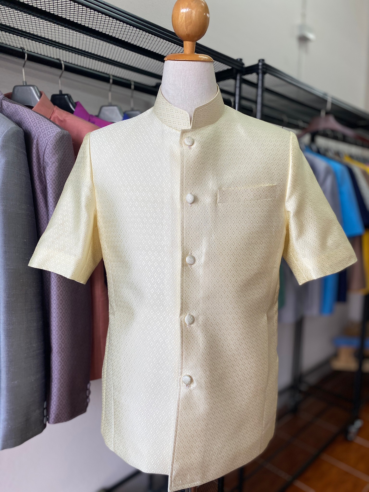 เสื้อสูทไหม แขนสั้น คอพระราชทาน ยกดอกพิกุลตีกรอบ สีครีมงาช้าง ไซส์ S รอบอก 38นิ้ว รหัส DR-PK0921661714