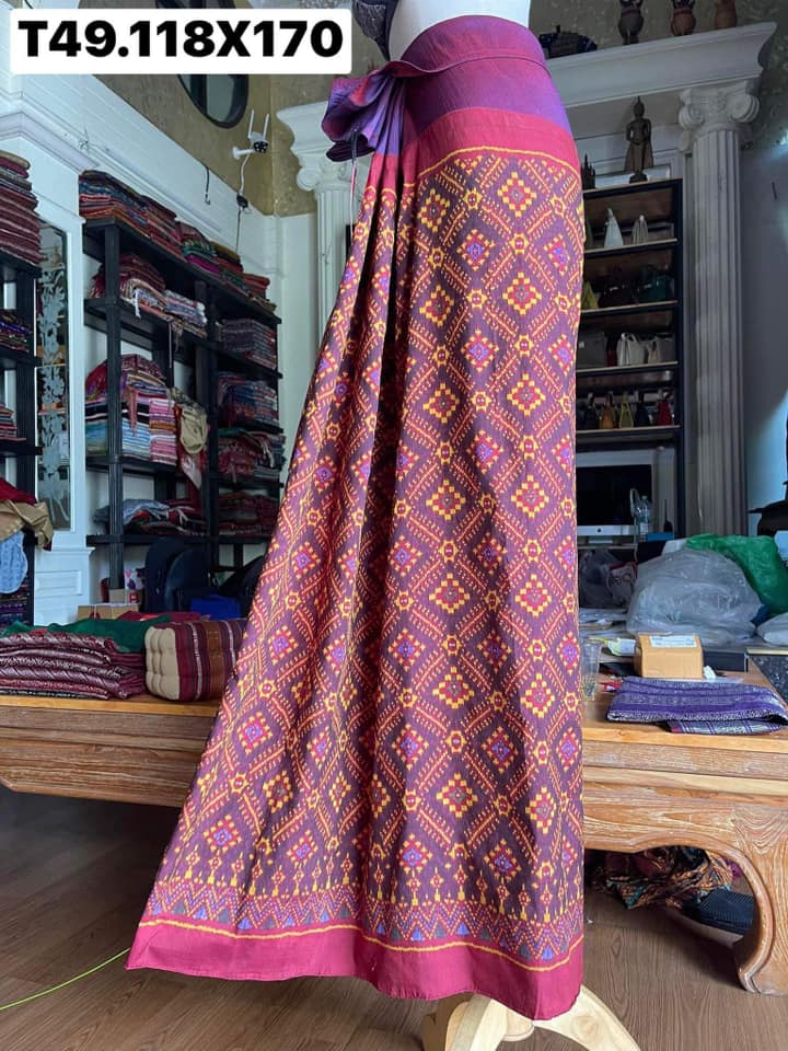 ซิ่น ผ้าซิ่นพระตะบอง สีธรรมชาติ ผ้าจาม 3ตะกอ ขนาด 118x170ซม. พื้นสีแดงอมม่วง รหัส N9-SIL-T49