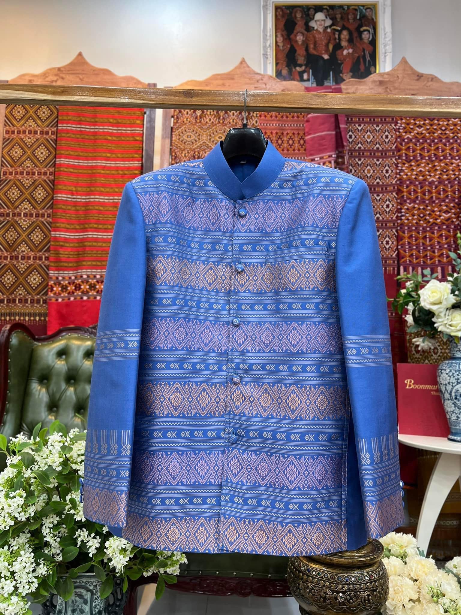 เสื้อสูทคอพระราชทาน แขนยาว ไหมแพรวา โทนสีน้ำเงิน รหัส DM-BM-1128674