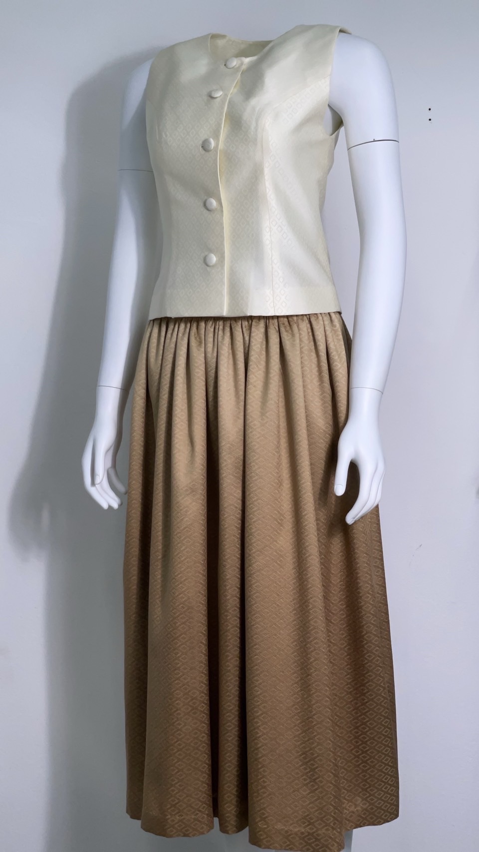 เสื้อแขนกุดยกดอกสีครีม+กระโปรงจับจีบพลีสเนื้อยกดอก | ตัดเย็บตามรูปร่าง | เลือกผ้า ส่งไซส์ได้