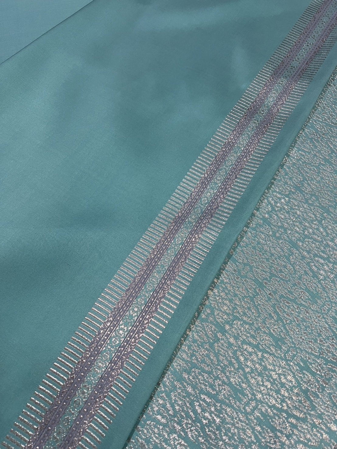 (ผ้าชุด)ผ้าไหมยกดอกลำพูน เกาะเชิงดิ้นเงิน ขนาด 1.02x4.30เมตร ลายอินเดียประยุกต์ พื้นสีฟ้า รหัส N90-29-TR0477