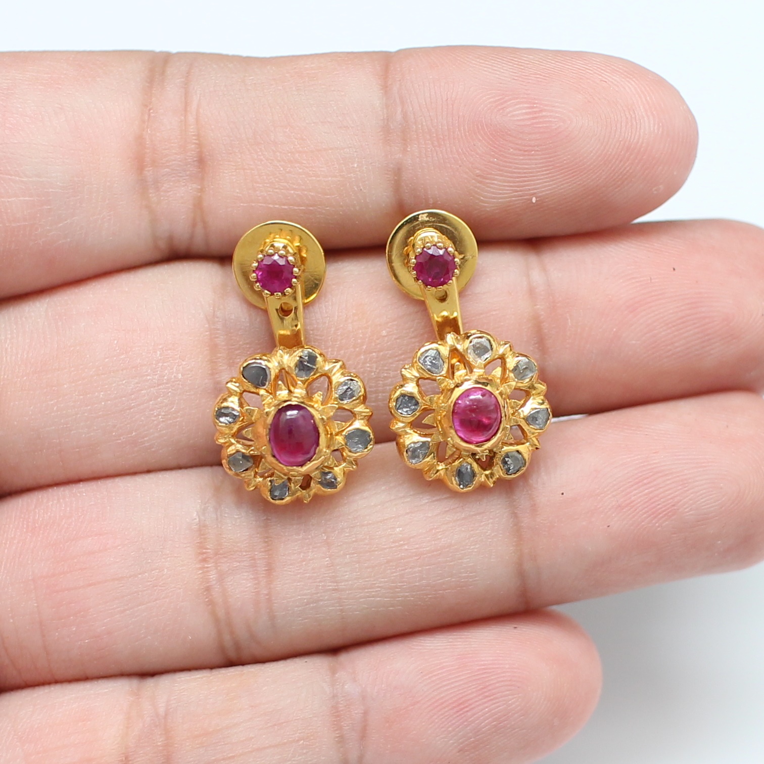 ER25128 ต่างหูทับทิมล้อมเพชรซีกดอกไม้ ทองแท้ 18k นน.รวม 8.7 กรัม มีกำไลเข้าชุด