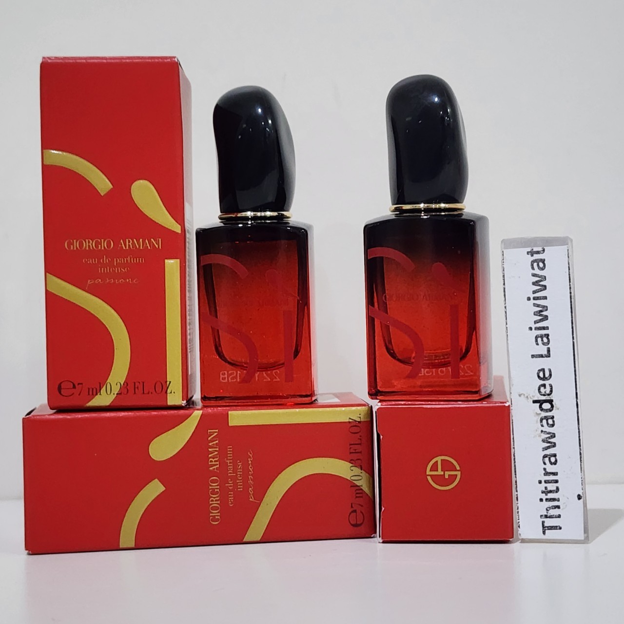 น้ำหอมจิ๋วมินิ Giorgio Armani Si Passione Intense 2024 -7ml แบบแต้มมีกล่อง ( Mini Perfume น้ำหอมขนาดพกพา) น้ำหอมจิ๋วมินิ ขวดน่ารัก ตั้งโชว์ก็สวย พกพาก็สะดวก หัวแต้มตามจุดชีพจร