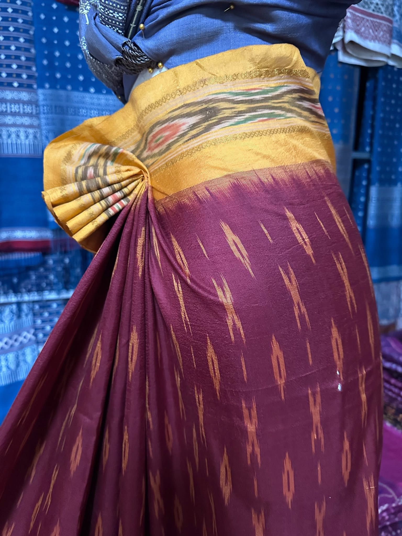 ซิ่น ไหมมัดหมี่ ผ้าปาโตล่า ขนาด 114x230ซม. ท้องผ้าสีแดงส้มเชิงเหลือง รหัส N9-SIL-051768A22