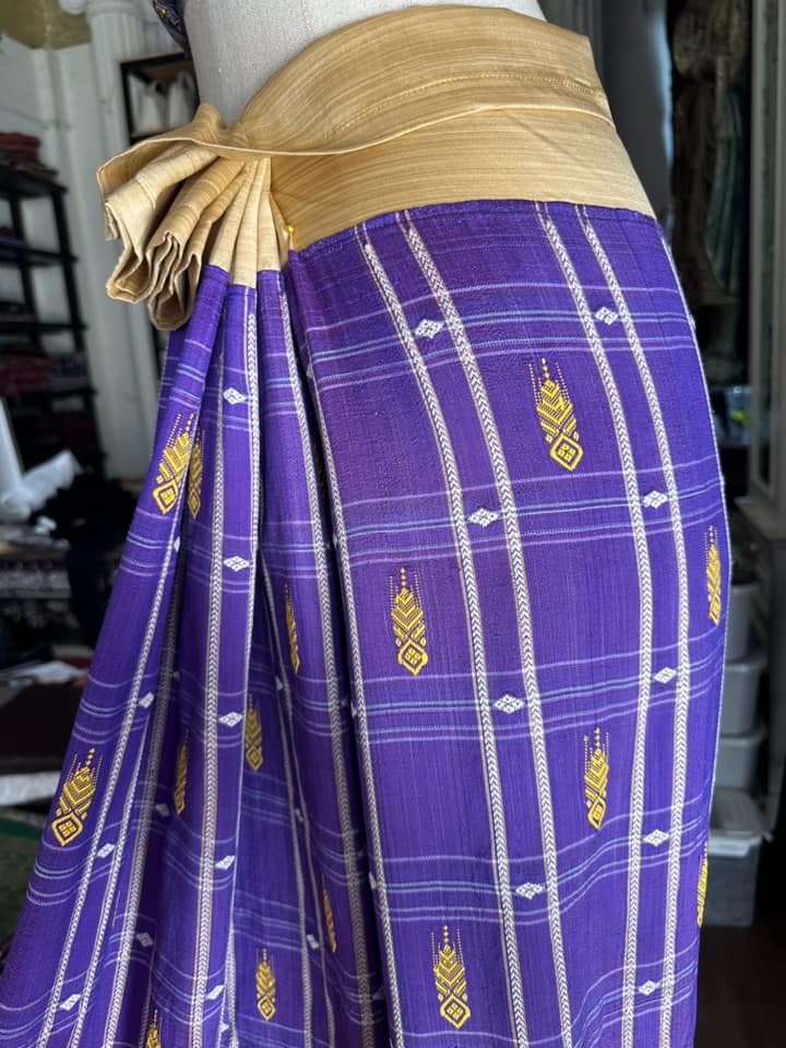 โสร่ง ไหมบ้าน ย้อมสีธรรมชาติ ขนาด 112x190ซม พื้นสีม่วง รหัส N9-SIL-VR3