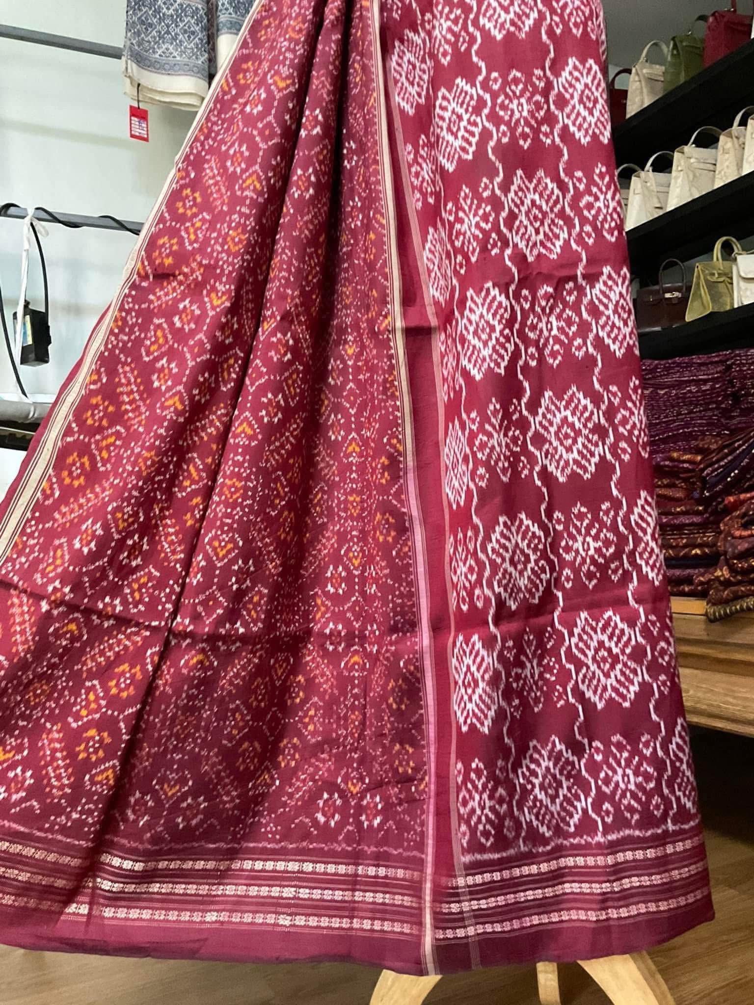 ซิ่น ไหมมัดหมี่ ผ้าปาโตล่า ขนาด 115x190ซม. พื้นสีแดง รหัส N9-SIL-051768A8