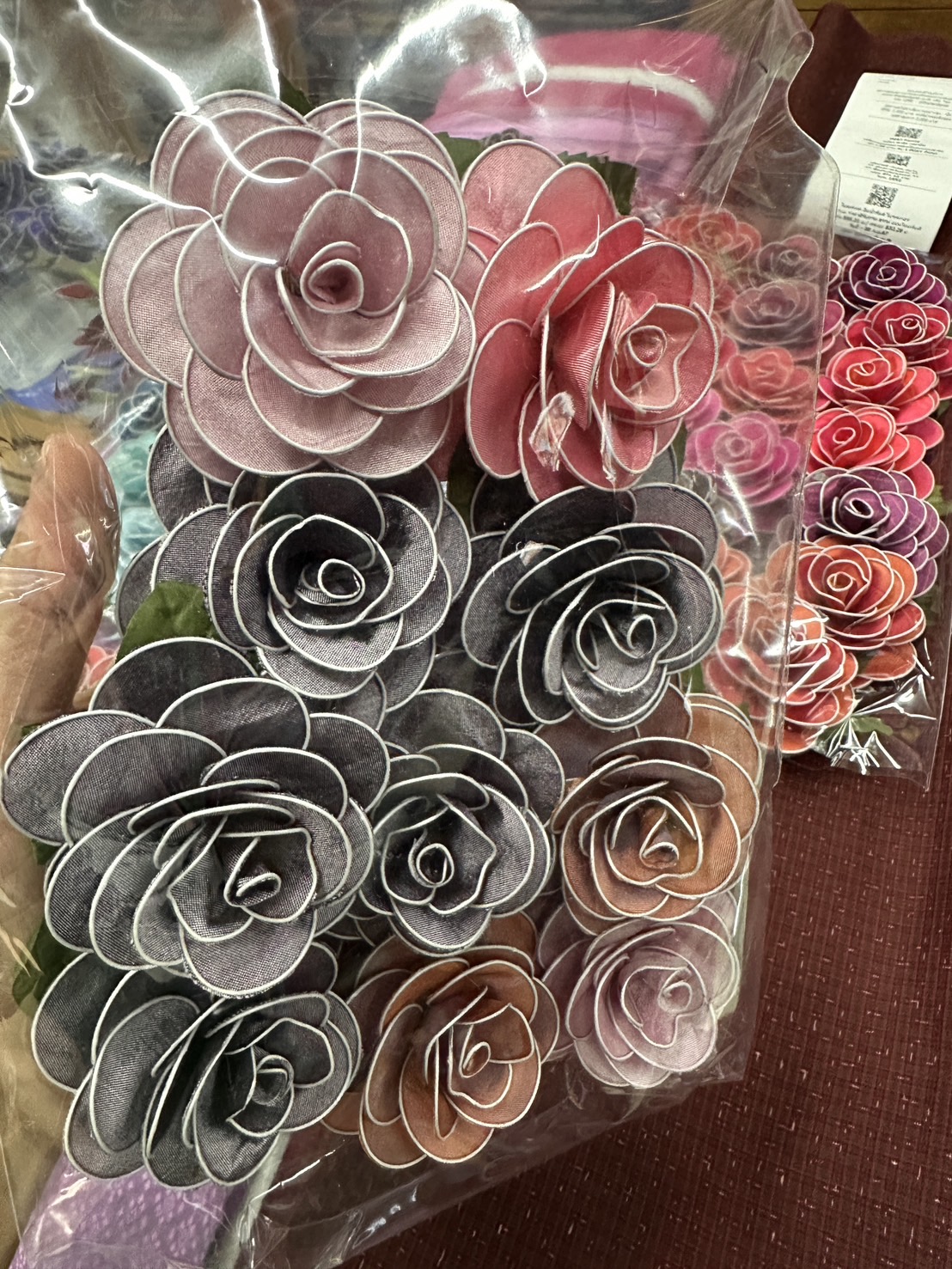 ดอกกุหลาบผ้าไหม (กลัดหน้าอก) แพคโหล (12ชิ้น) คละสี คละลาย GF-ST-1225661