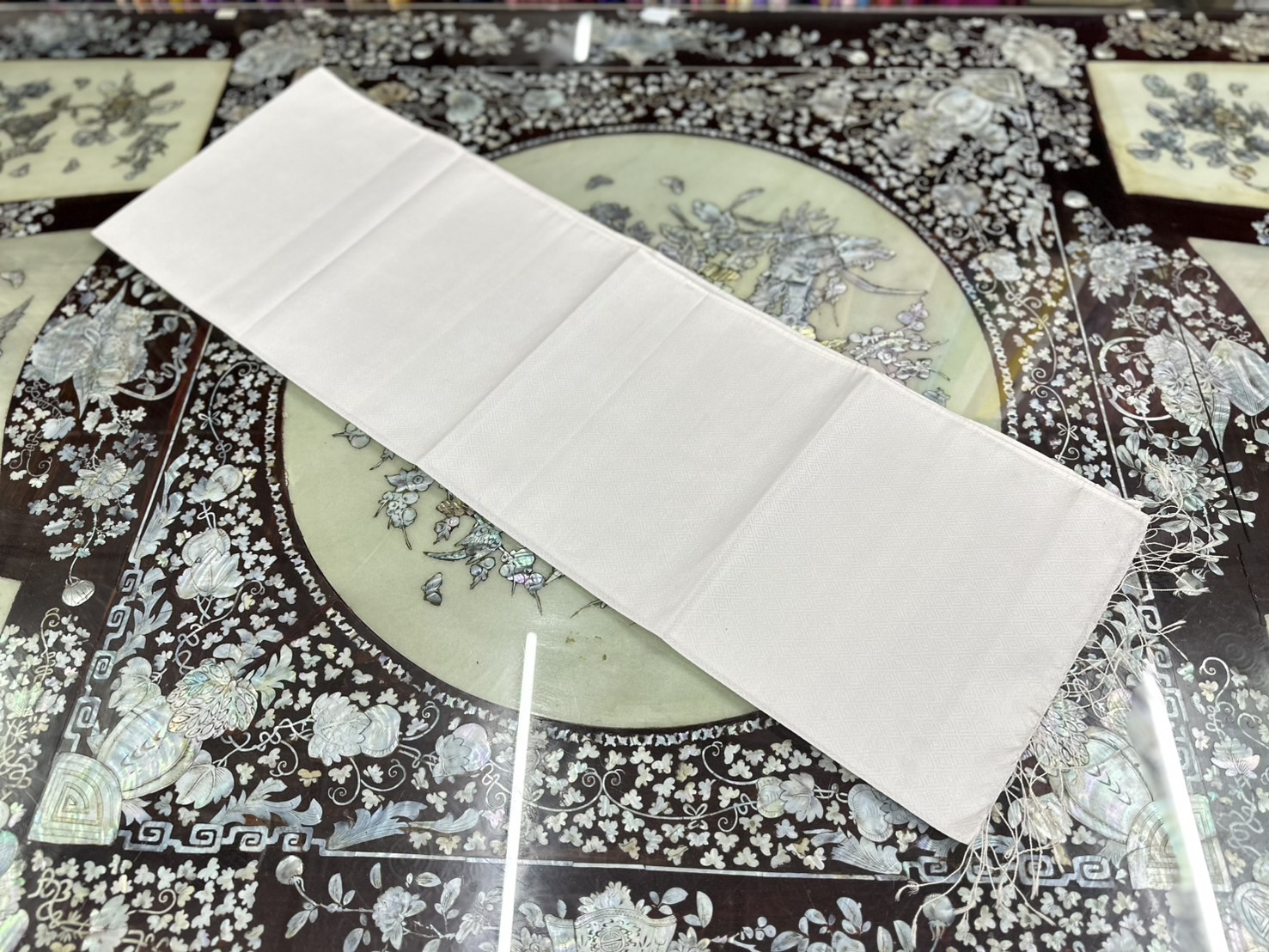 ผ้าพาดไหล่ ผ้าสไบนางรำ ยกดอก 6ตะกอ ขนาด 30x200ซม. พื้นสีขาว LW4A-JY1025661