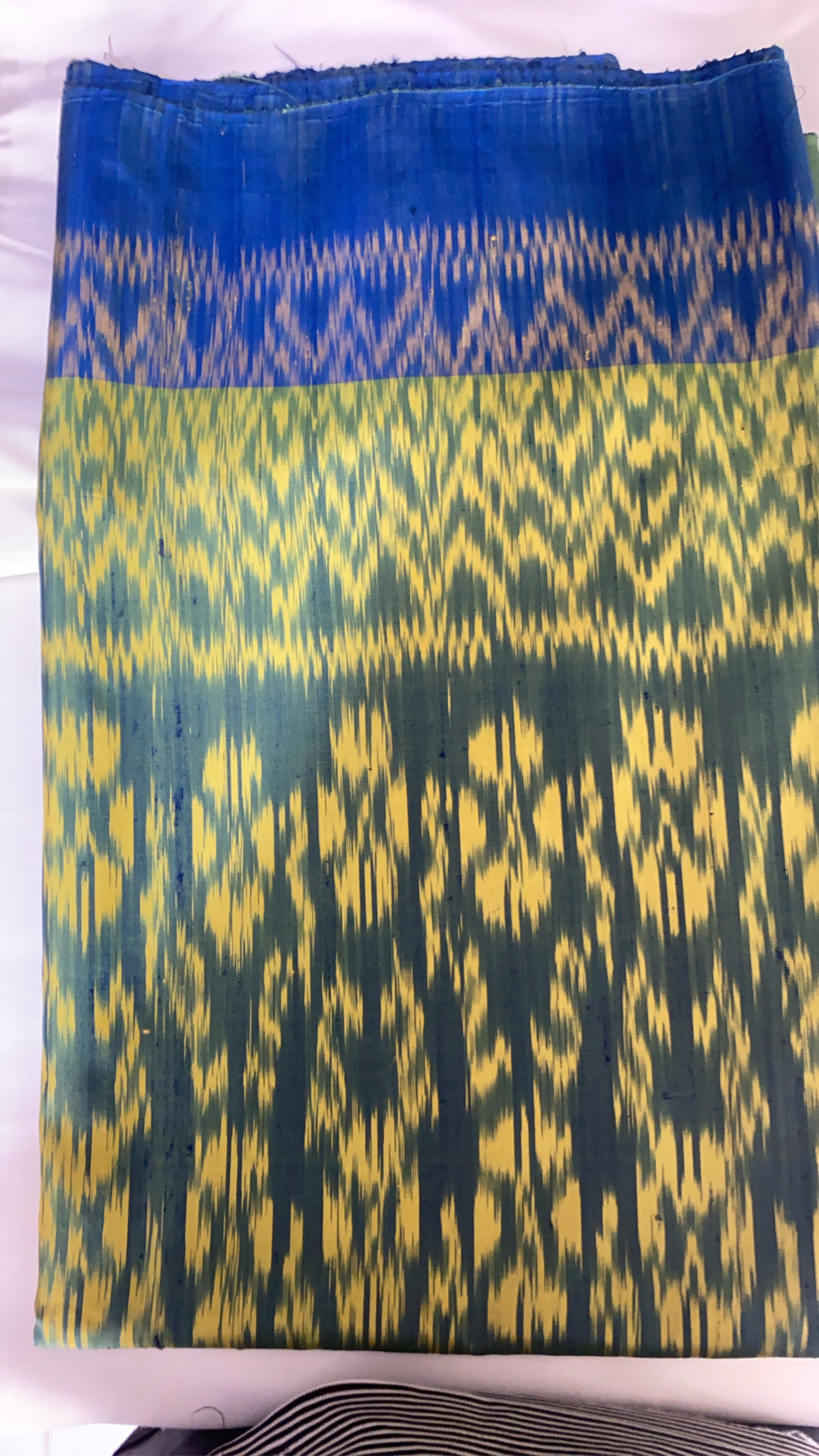 ผ้าไหมมัดหมี่ เนื้อไหมบ้าน ไหมแท้ทอมือ 3ตะกอ ขนาด 1x2เมตร พื้นสีน้ำเงิน รหัส R2Q-148-1126680