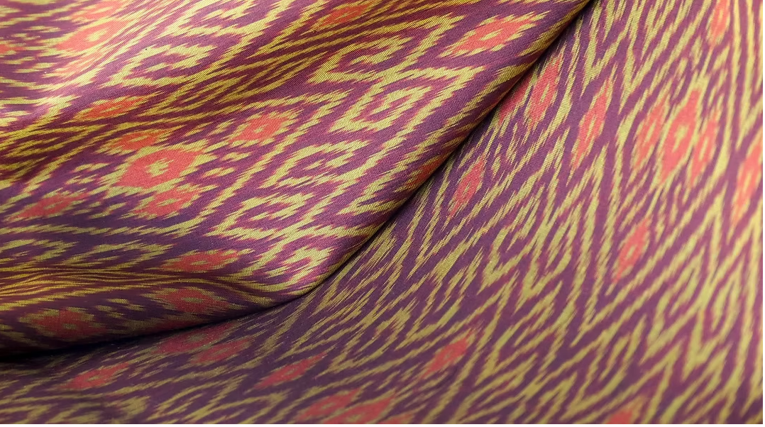 ซิ่น ผ้าไหมมัดหมี่ ไหมบ้าน ขนาด 1x2หลา พื้นสีแดง รหัส CISP-CT-102538