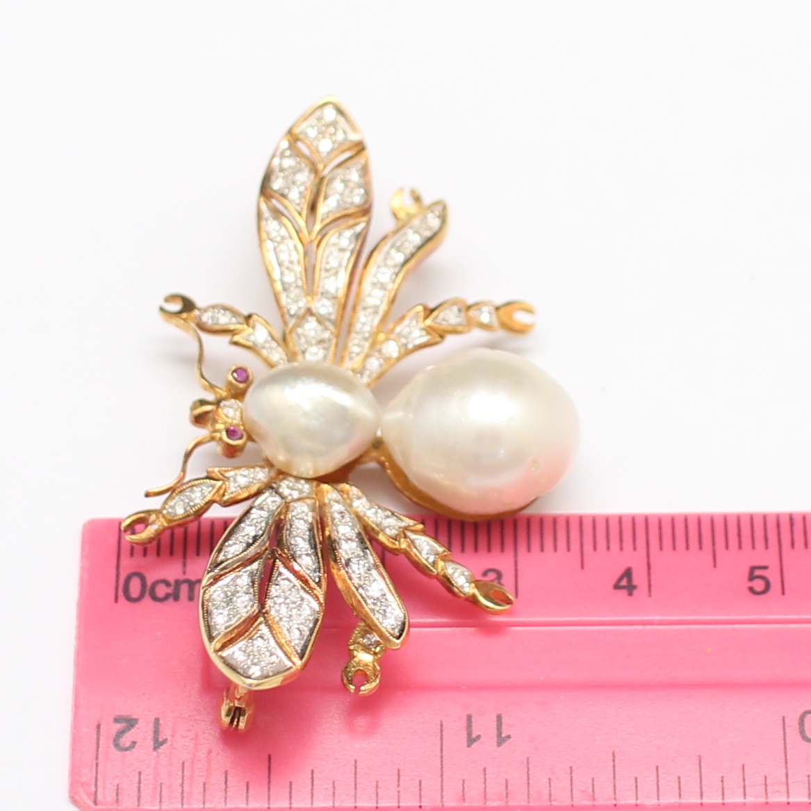 CL25015 เข็มกลัดผึ้งมุกเซ้าซี ประดับเพชรรวม 1.10 กะรัต ทองแท้ 18k นน.รวม 15.6 กรัม งานสวย ตัวใหญ่