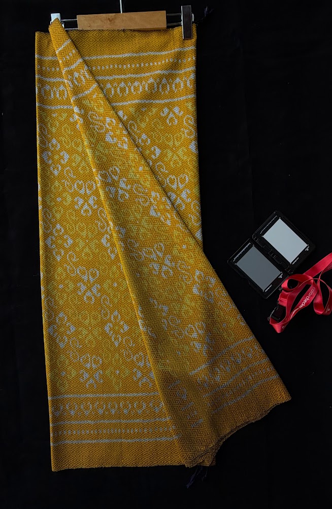 ซิ่น ผ้าไหมมัดหมี่ ทอยกดอก 6ตะกอ ขนาด 1x2 เมตร ลายดอกรักราชกัญญา สีเหลืองทอง รหัส PCS-NY-11226814