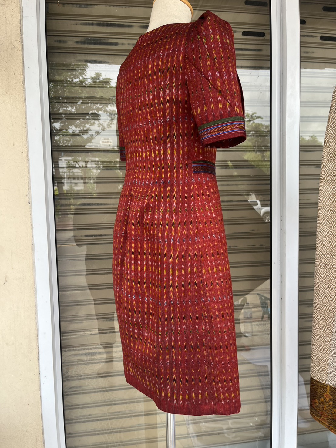 ชุดผ้าไหมตัดสำเร็จ ชุดเดรสผ้าไหมมัดหมี่ เฉดสีแดง เลือกไซส์ รหัส WR-PTS-101068