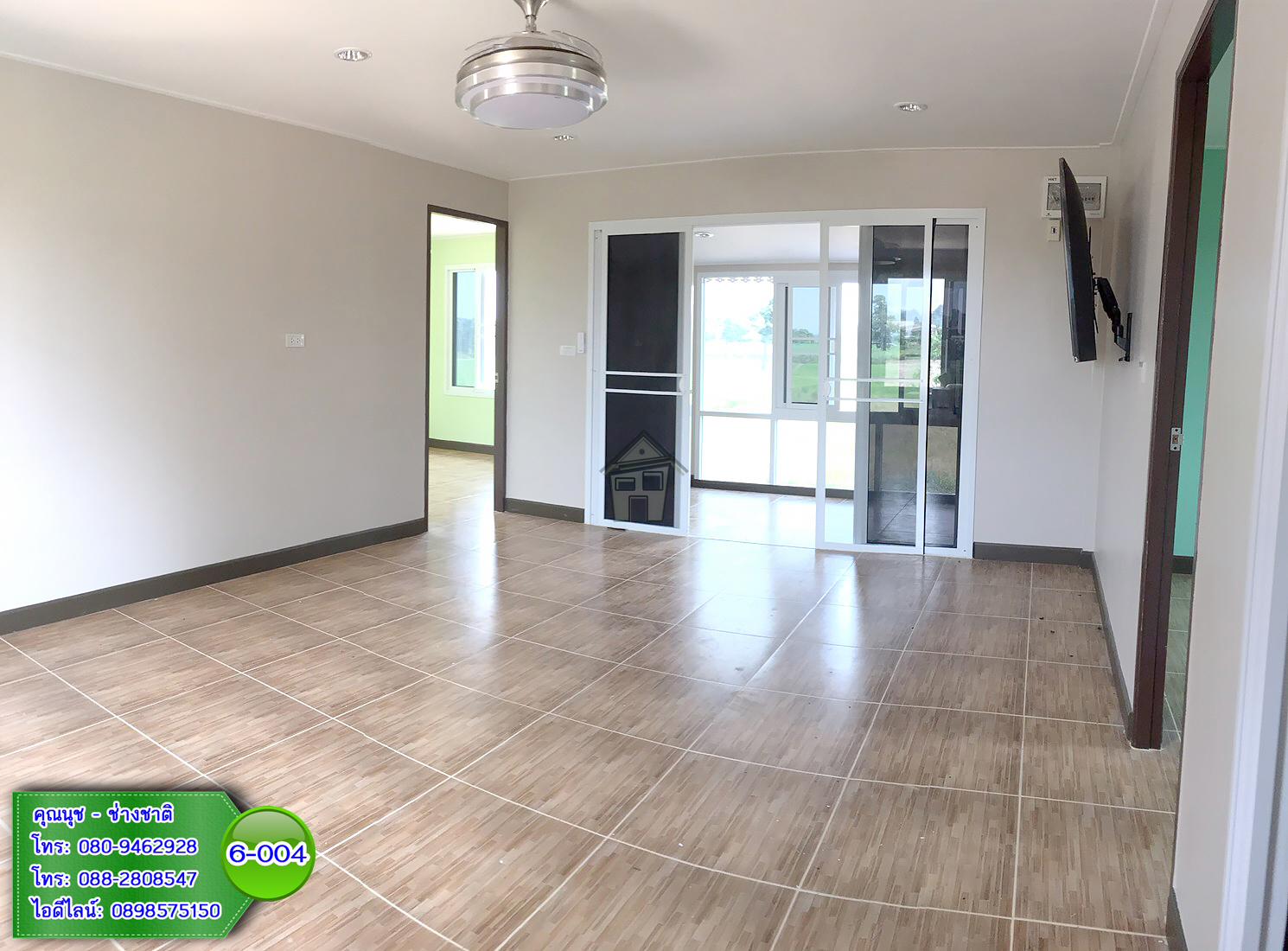 6-004 บ้านน็อคดาวน์ยกสูง 2 ชั้น ทรงปั้นหยาผสมมะนิลา สีน้ำตาล