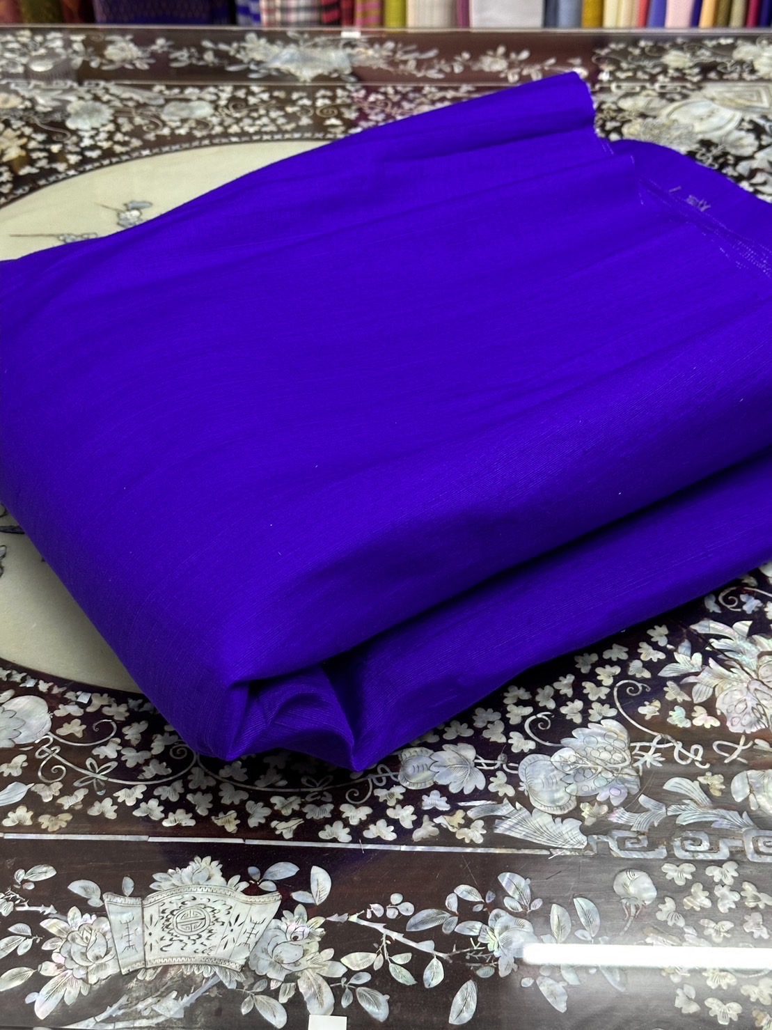 ผ้าไหมสีพื้น ไหมลืบเนื้อเบา ไหมแท้มีขี้ไหม สีม่วงน้ำเงินเข้ม (ราคาต่อหลา) รหัส D-ST0328661