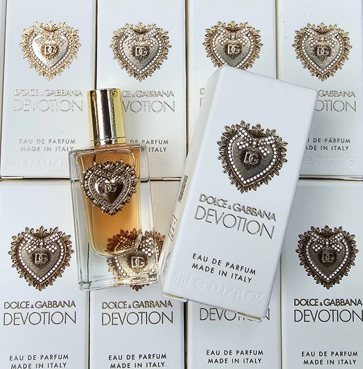 น้ำหอมจิ๋วมินิ Dolce & Gabbana Devotion EDP 5ml แบบแต้มมีกล่อง ( Mini Perfume น้ำหอมขนาดพกพา) น้ำหอมจิ๋วมินิ ขวดน่ารัก ตั้งโชว์ก็สวย พกพาก็สะดวก หัวแต้มตามจุดชีพจร