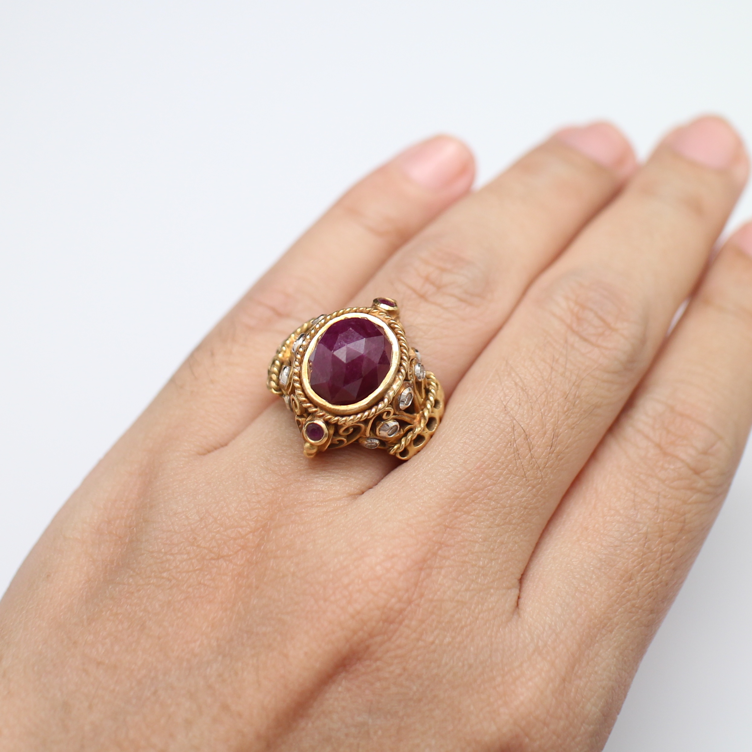 RG250116 แหวนทับทิมเจียรไน ประดับเพชรแท้ ฉลุลาย ทองแท้ 90% นน.รวม 14.5 กรัม ขนาดแหวน 54 งานรุ่นเก่า หายาก