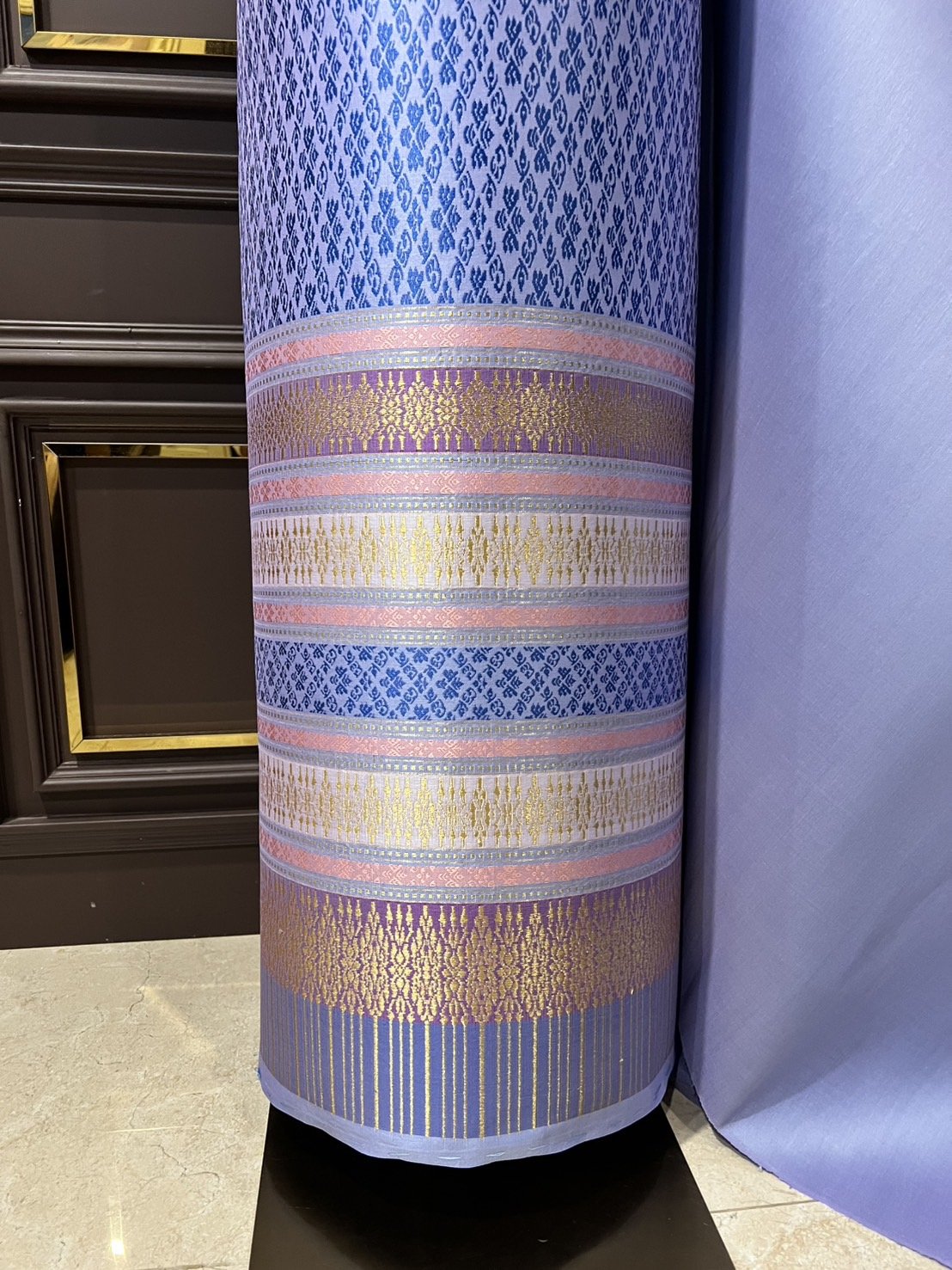 (ผ้าชุด)ผ้าไหมยกดอกลำพูน เกาะเชิงดิ้นทอง ขนาด 1.02x4.38เมตร ลายช่อฟ้า พื้นสีฟ้าอมม่วง รหัส N90-29-TR0470