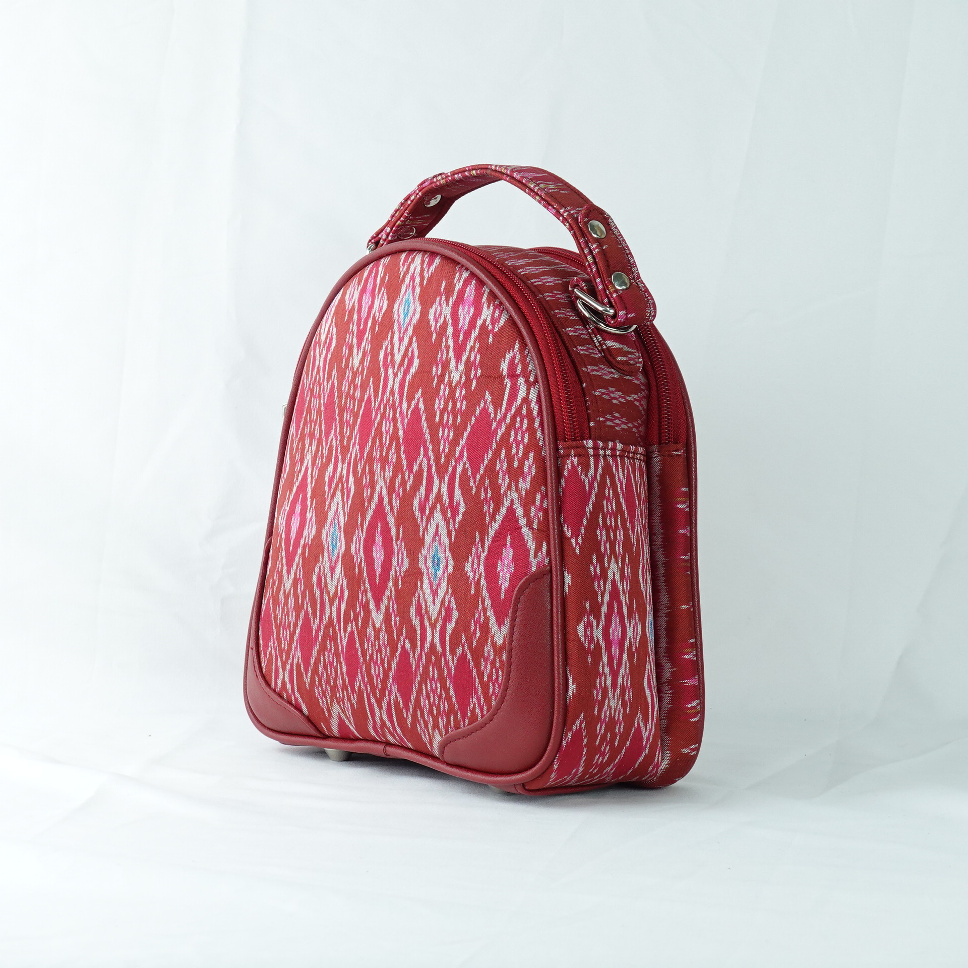 กระเป๋าถือไหมแท้ทรงโดมหลังเต่า พร้อมสายสะพาย ขนาด 8x21x21 ซม. ความสูงหูจับ 7 ซม. สีแดง รหัส GO-TT-060468149