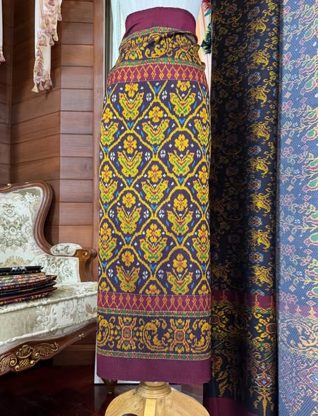 ซิ่น ผ้าไหมมัดหมี่ ทอยกดอกพริกไทย 6ตะกอ ขนาด 1x2เมตร ลายผีเสื้อ มีหน้านางชายครุย พื้นสีแดง รหัส L9A-DN-1115681