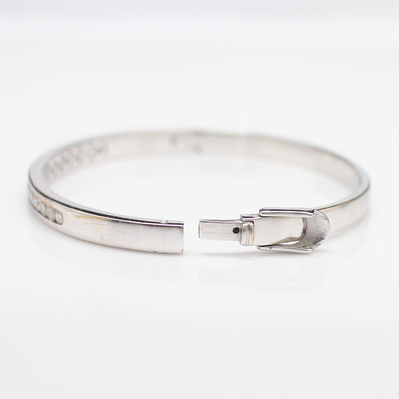 BL25023 กำไลเพชรแถวครึ่งหน้า เพชรแท้ 17 เม็ด 1.19 กะรัต ทองแท้ 18k นน.รวม 18.1 กรัม เส้นผ่านศูนย์กลาง 5.3 ซม.