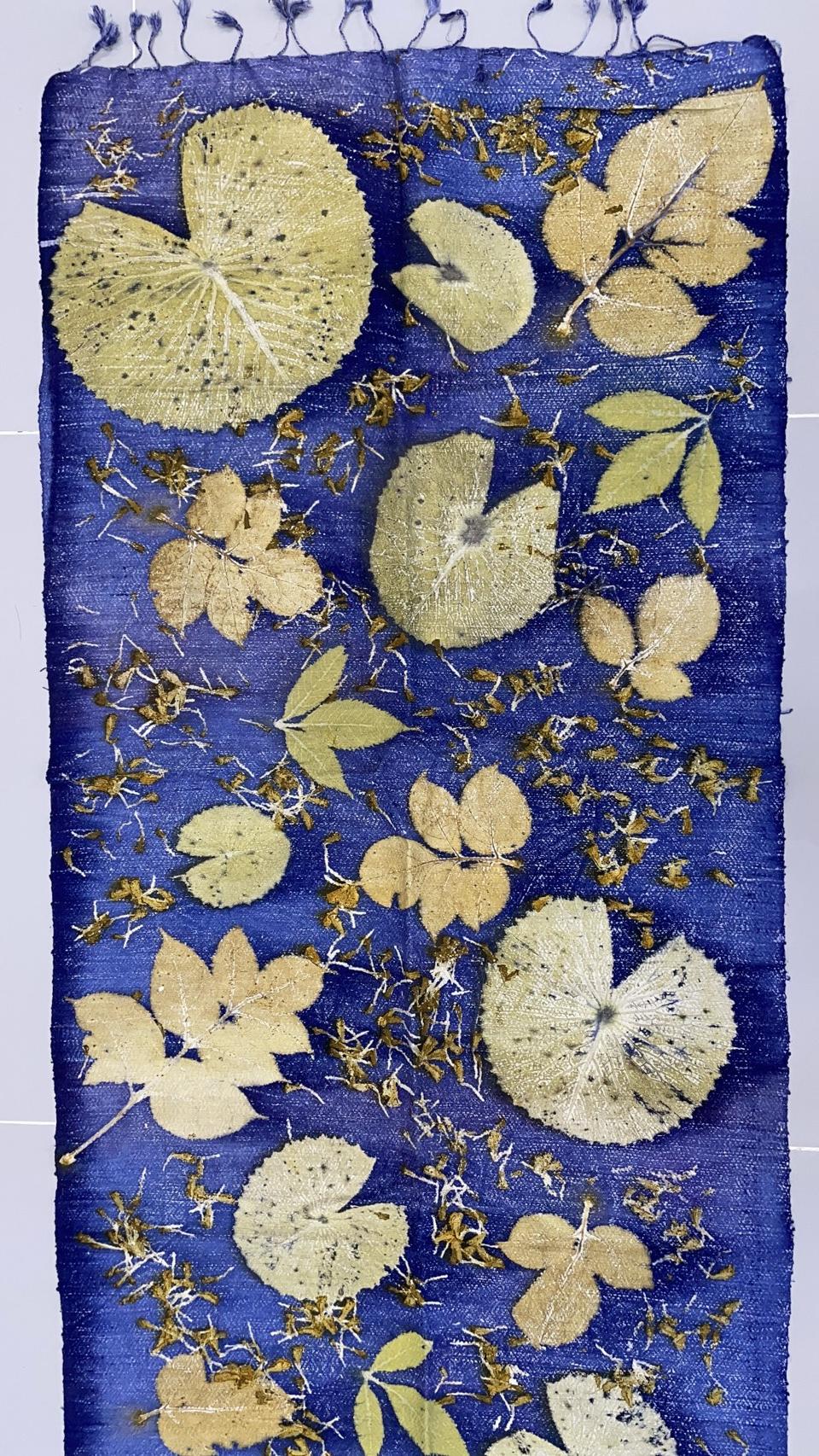 ผ้าคลุมไหล่ผ้าไหม Eco print เนื้อยกดอก มีชายครุย ขนาด 60x180ซม. สีน้ำเงิน รหัส ECO-82-1114688