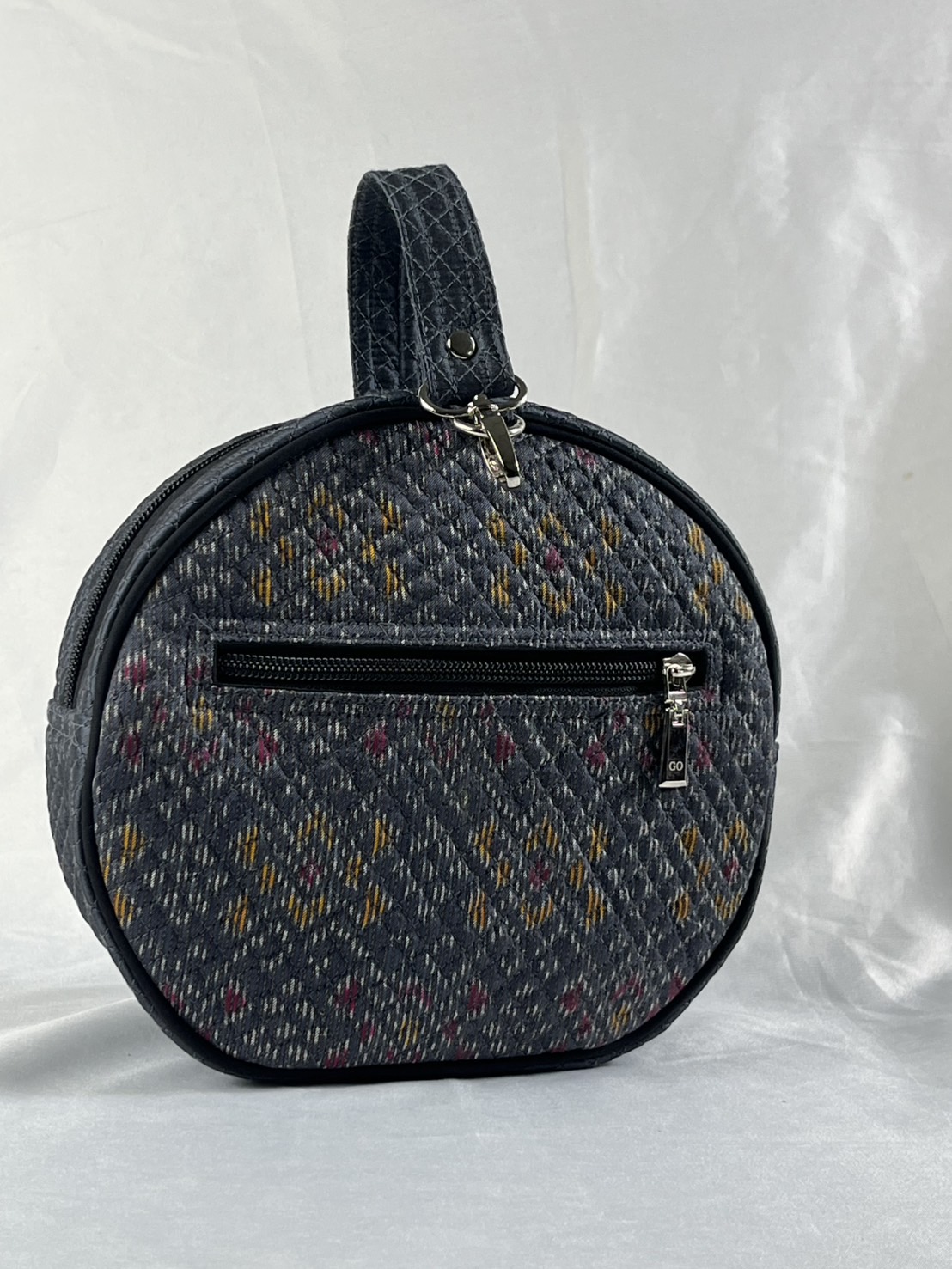 กระเป๋าผ้าไหม ทรงแตงโม ขนาด 8x20x21ซม. ความสูงหูจับ 15 ซม. สีเทา รหัส GLA-ME-07106815