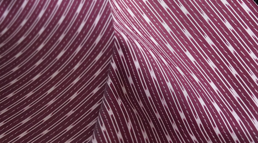 ซิ่น ผ้าไหมมัดหมี่ ไหมบ้าน ขนาด 1x2.25หลา พื้นสีแดงดำ รหัส CISP-CT-102532