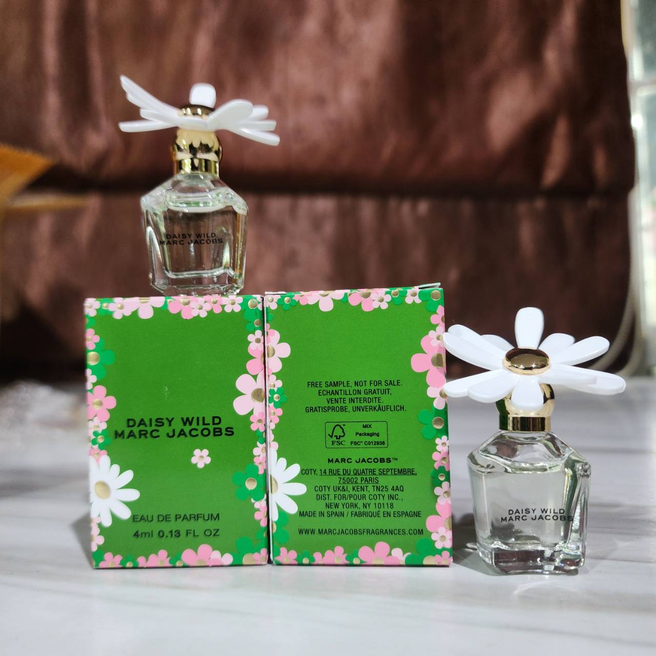 น้ำหอมจิ๋วมินิ Marc Jacobs Daisy Wild EDP 4ml แบบแต้มมีกล่อง ( Mini Perfume น้ำหอมขนาดพกพา) น้ำหอมจิ๋วมินิ ขวดน่ารัก ตั้งโชว์ก็สวย พกพาก็สะดวก หัวแต้มตามจุดชีพจร