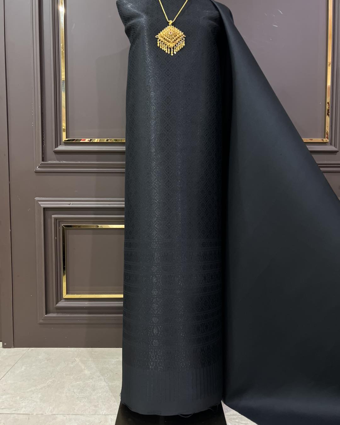 (ผ้าชุด)ผ้าไหมยกดอกลำพูน ยกดอกดิ้นดำ ขนาด 1.03x4.30เมตร ลายดาวล้อมเพชร พื้นสีดำ รหัส N90-29-TR0547