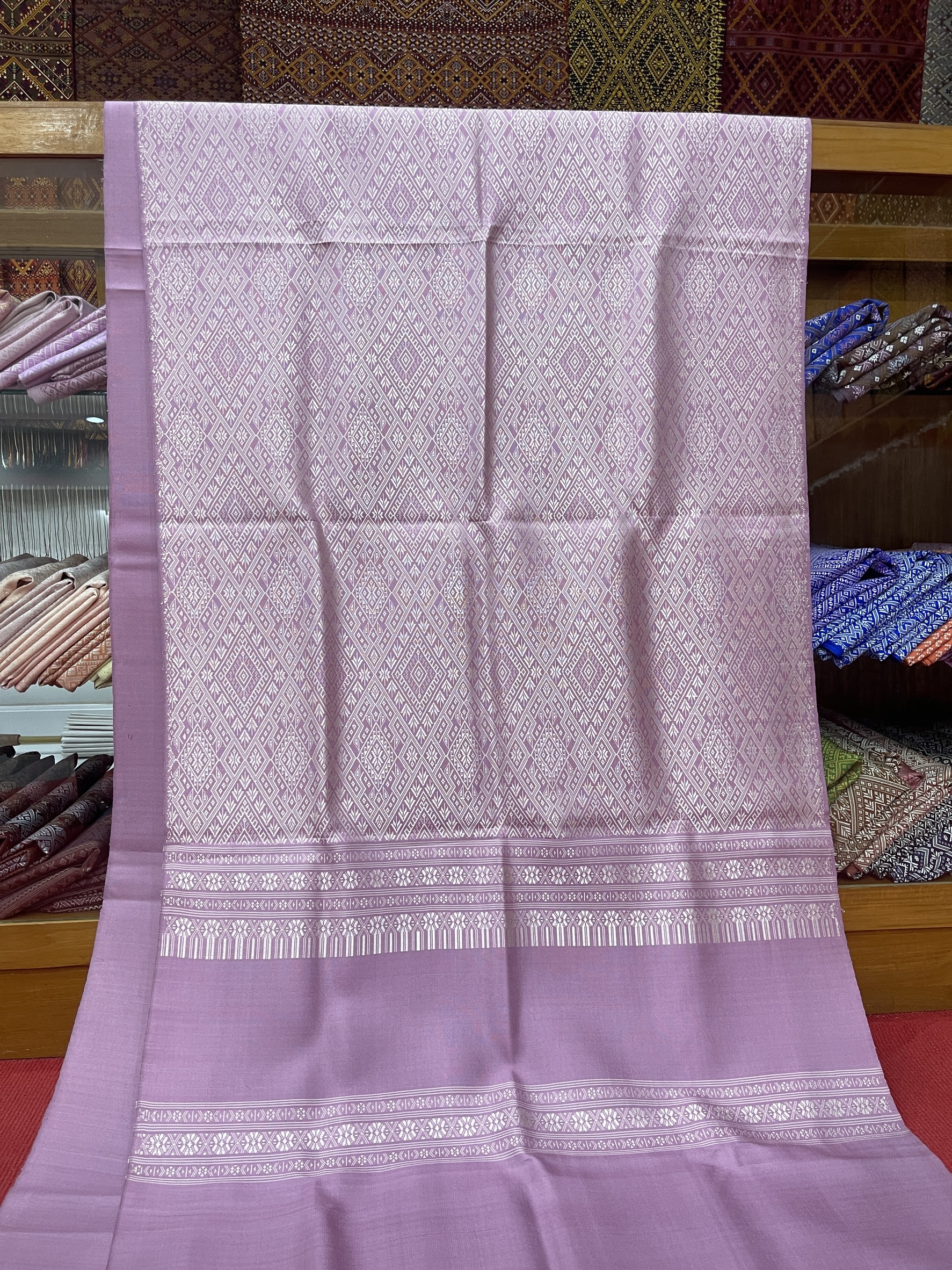 (ผ้าชุด)ไหมแพรวา ตัดชุดลายล่วง ขนาด 73x500ซม (ลาย 2.3เมตร+สีพื้น 2.7เมตร) พื้นสีม่วงกะปิ รหัส P10-BM-10176808