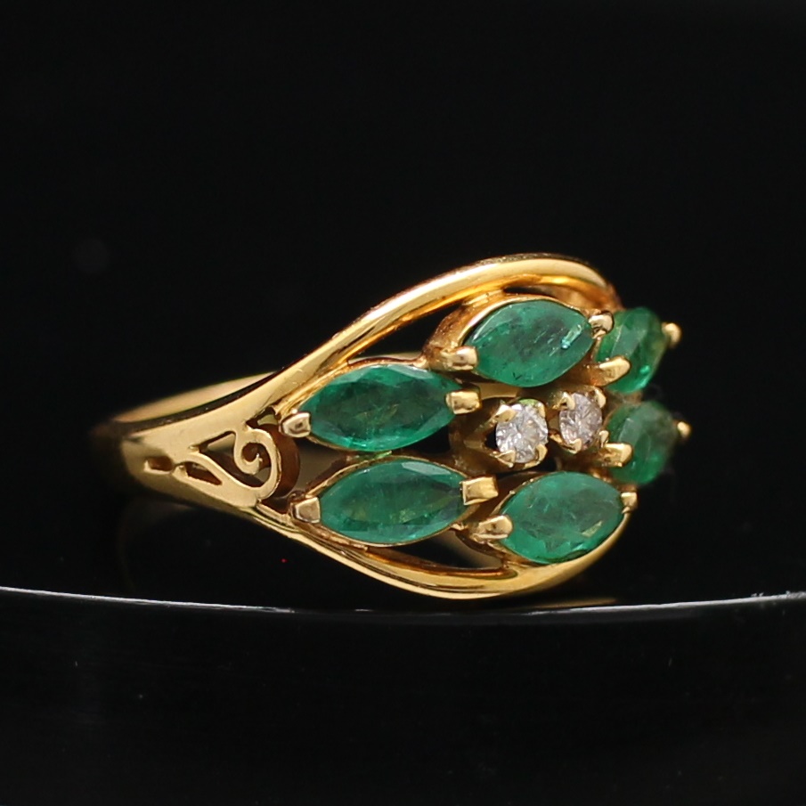 RG250103 แหวนมรกตประดับเพชร เพชร 2 เม็ด 0.05 กะรัต ทองแท้ 90% น้ำหนักรวม 4.2 กรัม Size 52.5