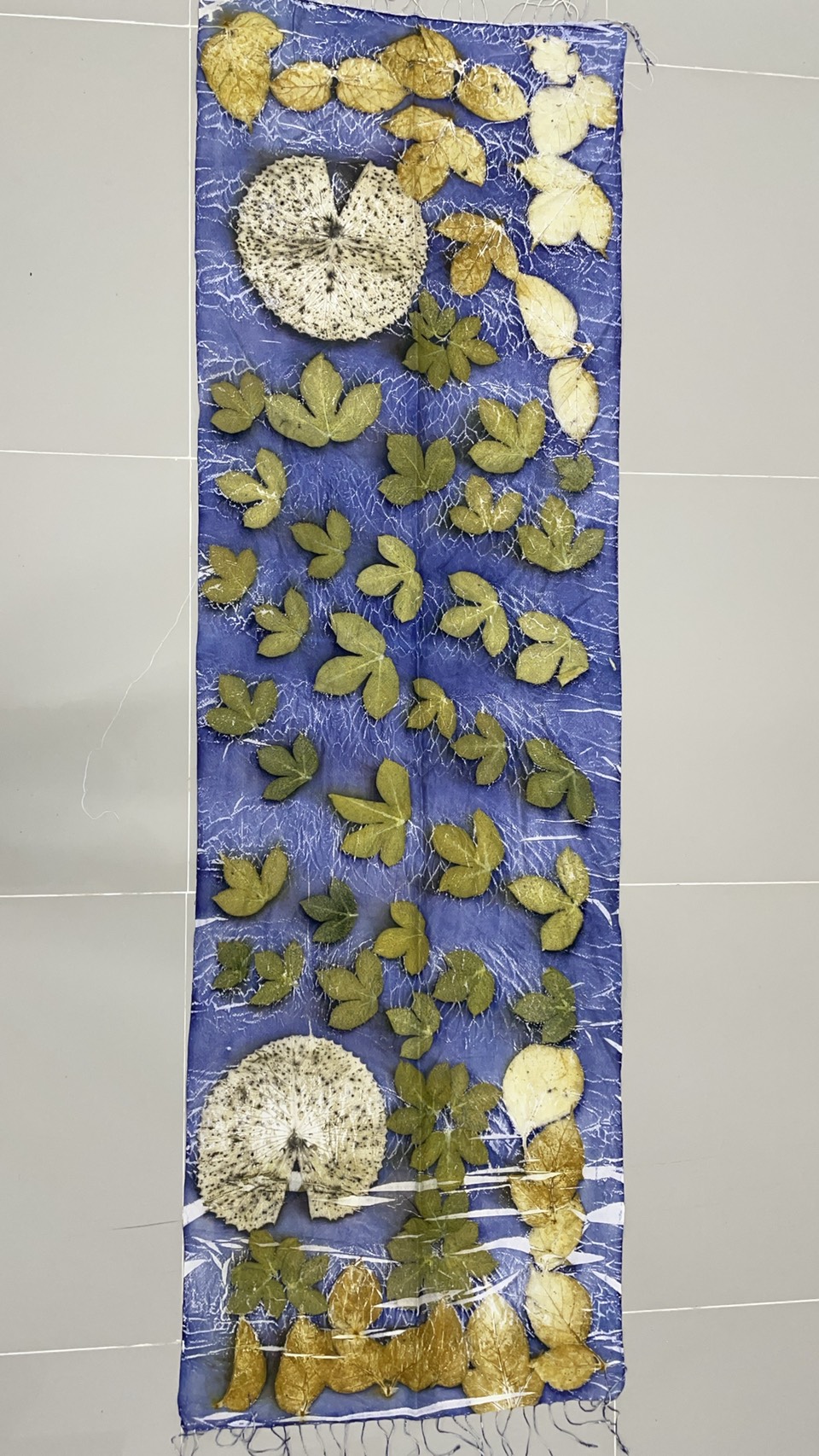 ผ้าคลุมไหล่ผ้าไหม Eco print เนื้อยกดอก มีชายครุย ขนาด 60x180ซม. สีน้ำเงินอมม่วง รหัส ECO-82-11146814