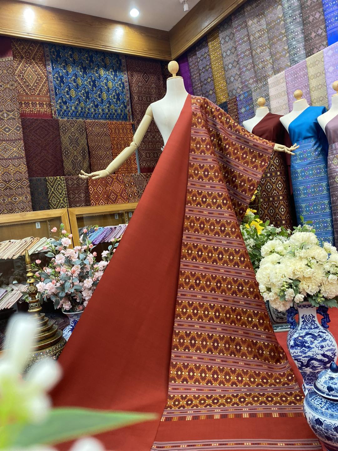 (ผ้าชุด)ไหมแพรวา ตัดชุดลายเกาะจกขิด ขนาด 63x500ซม (ลาย 2.3เมตร+สีพื้น 2.7เมตร) พื้นสีแดง รหัส P10-BM-09226810
