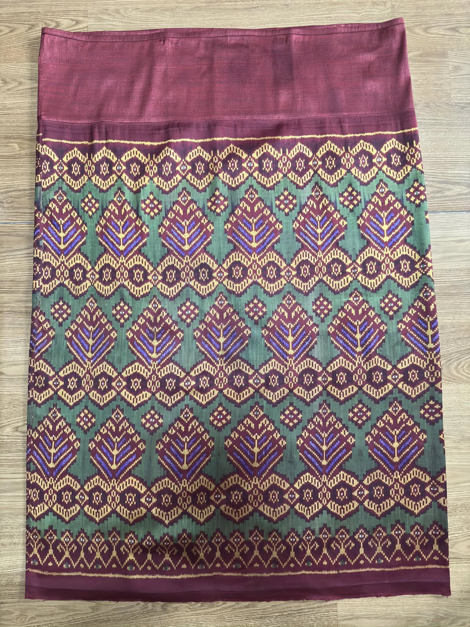 ซิ่น พระตะบอง ผ้าจามทอสามตะกอ ขนาด 112x160ซม สีแดง รหัส N9-SIL-AJ13