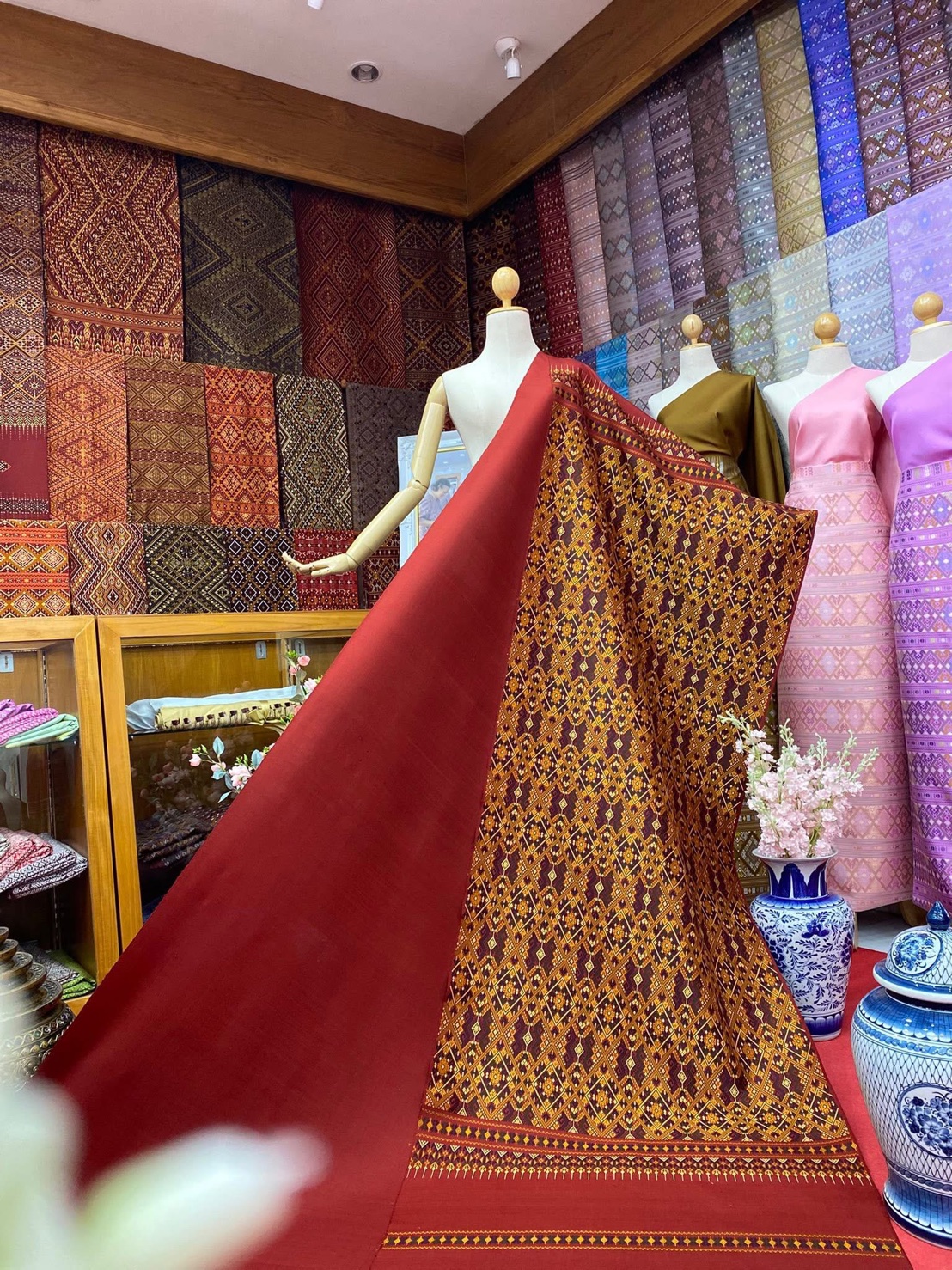 (ผ้าชุด)ไหมแพรวา ตัดชุดลายจกเกาะหน้าพิเศษ ขนาด 73x500ซม (ลาย 2.3เมตร+สีพื้น 2.7เมตร) พื้นสีแดง รหัส P10-BM-1209683