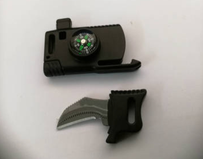 ตัวล็อคก้ามปู ซ่อนมีด มีเข็มทิศ,แท่งจุดไฟและนกหวีดในตัว