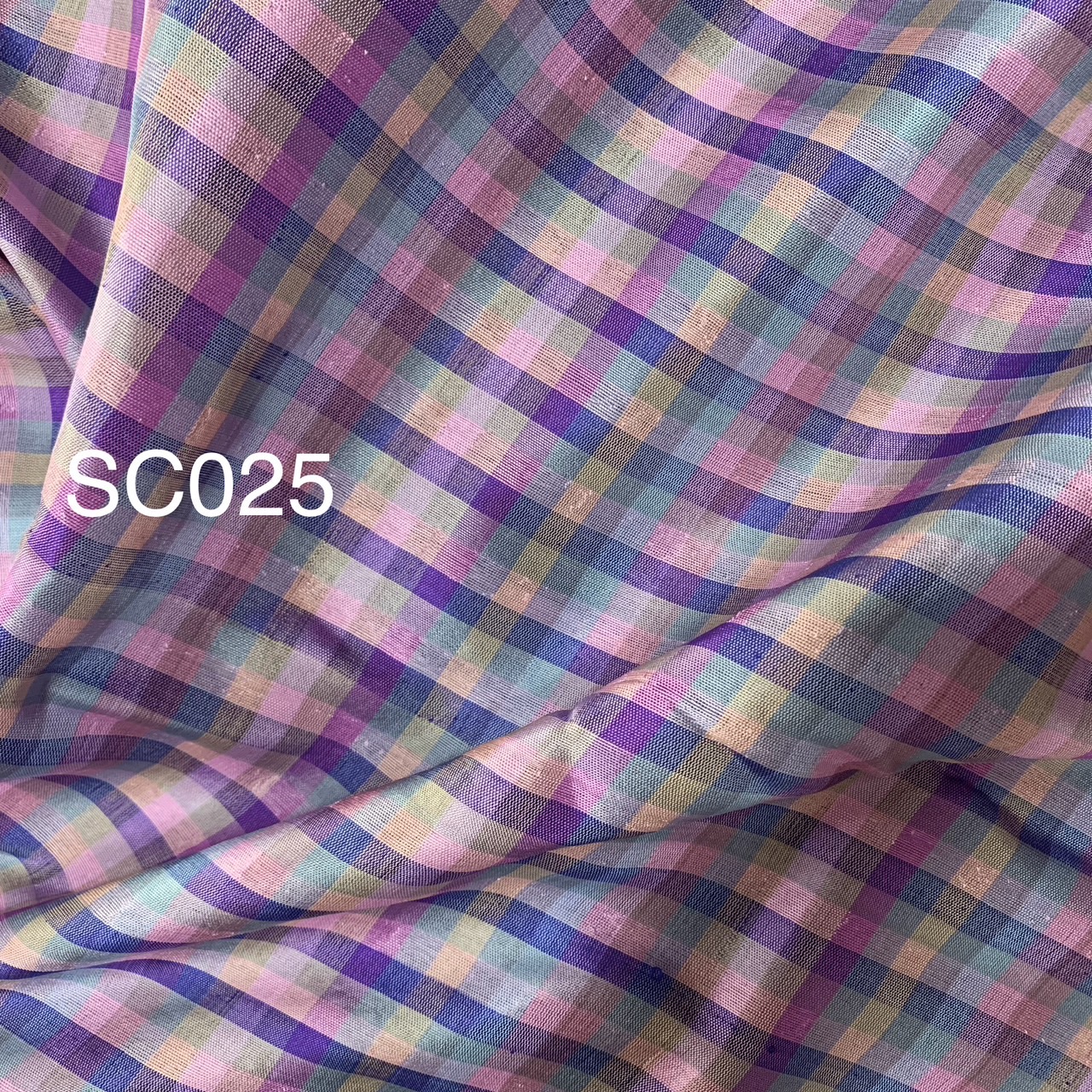 ผ้าไหมลายสก๊อต เนื้อหยาบ ขายตามความยาวหลา สีคละสี รหัส A8-AA-SC025