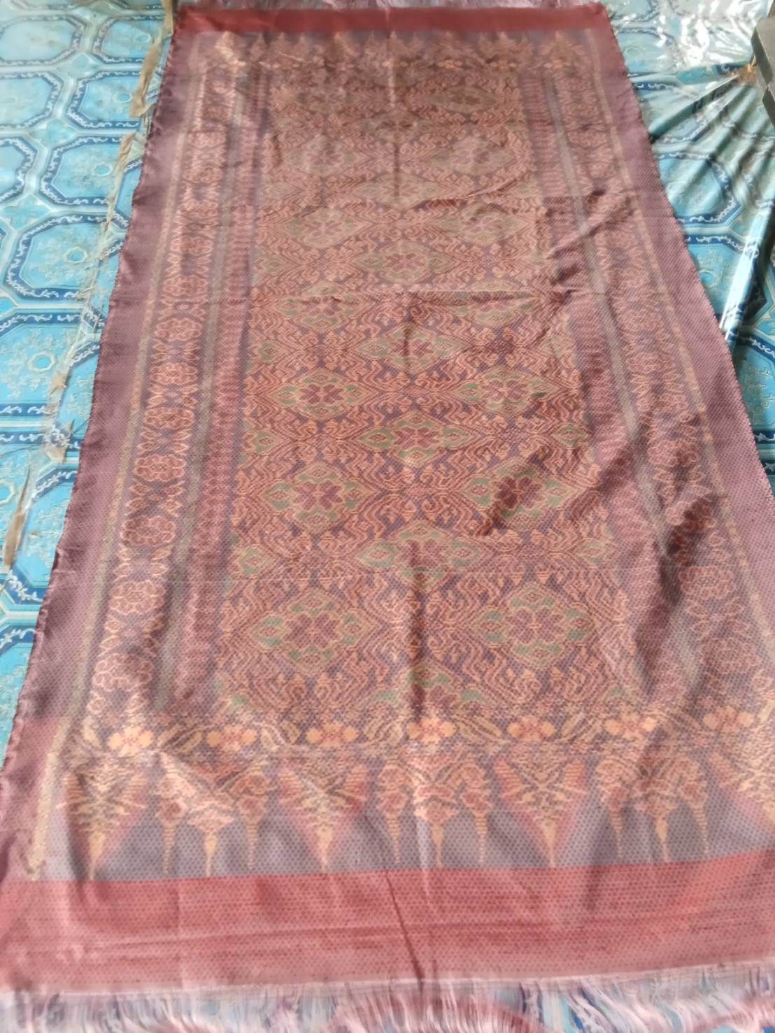 ผ้าไหมมัดหมี่ยกดอก 5ตะกอ ไหมบ้าน มีหน้านาง ชายครุย ขนาด 1x2เมตร สีดำแดง ลายนาคล้อมเพชร จากกี่บ้านคุณยายฐิสดา